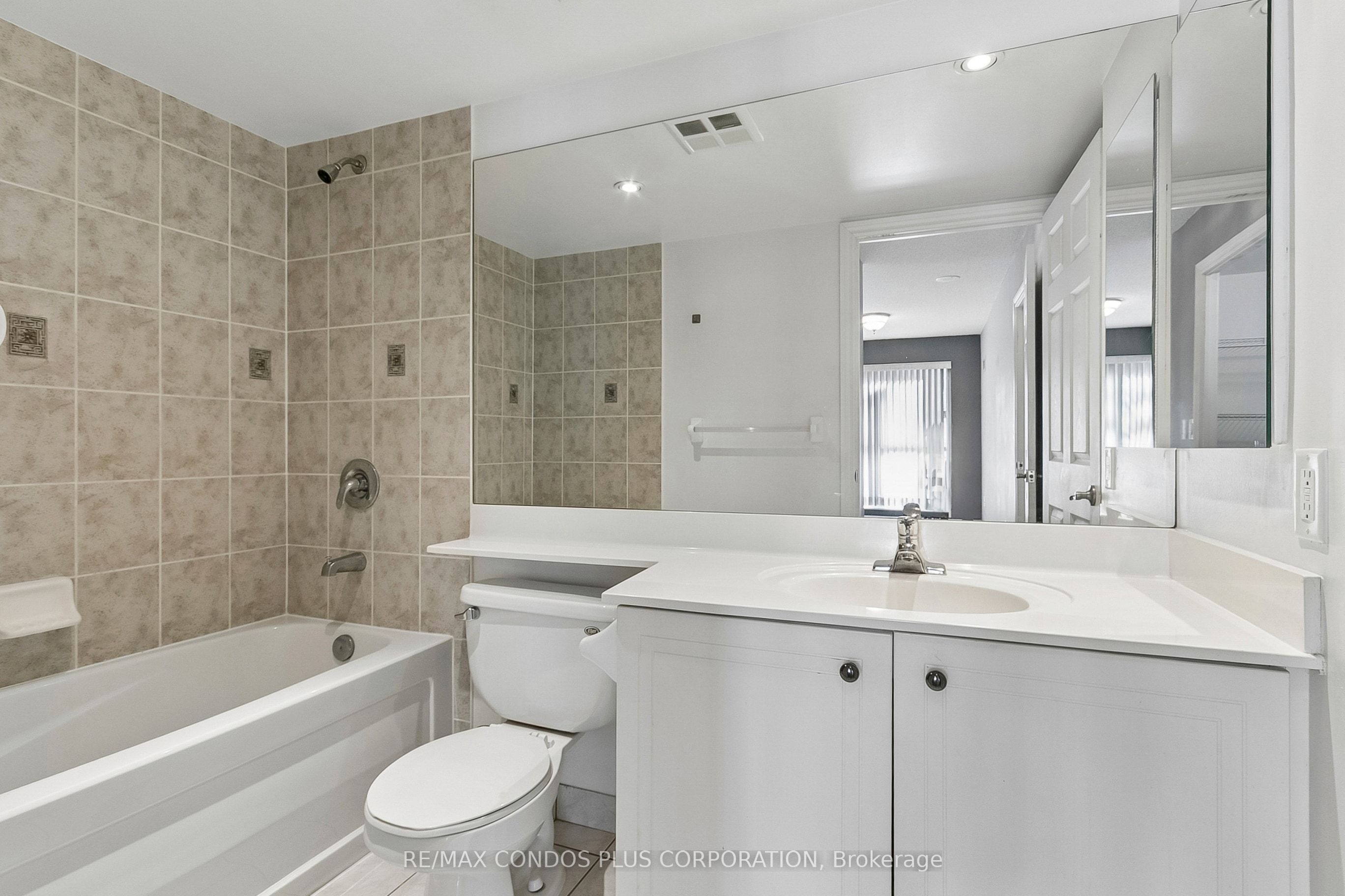 250 Wellington Street W 240 Property Photo 14