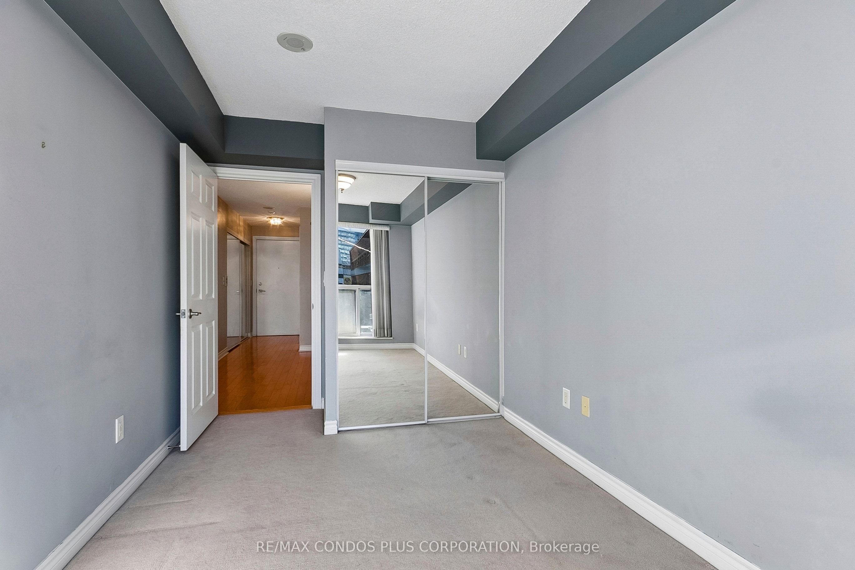 250 Wellington Street W 240 Property Photo 17