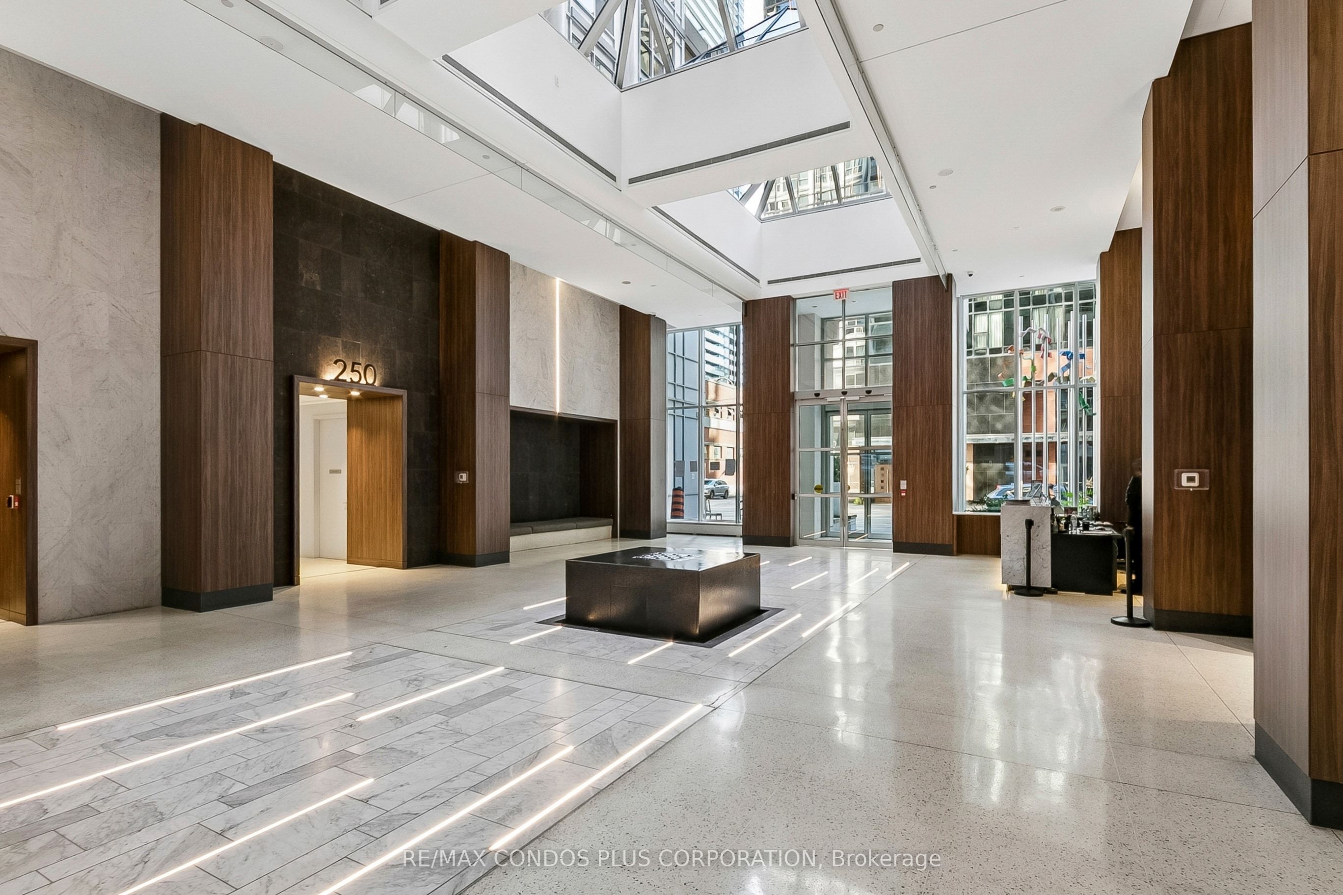 250 Wellington Street W 240 Property Photo 27