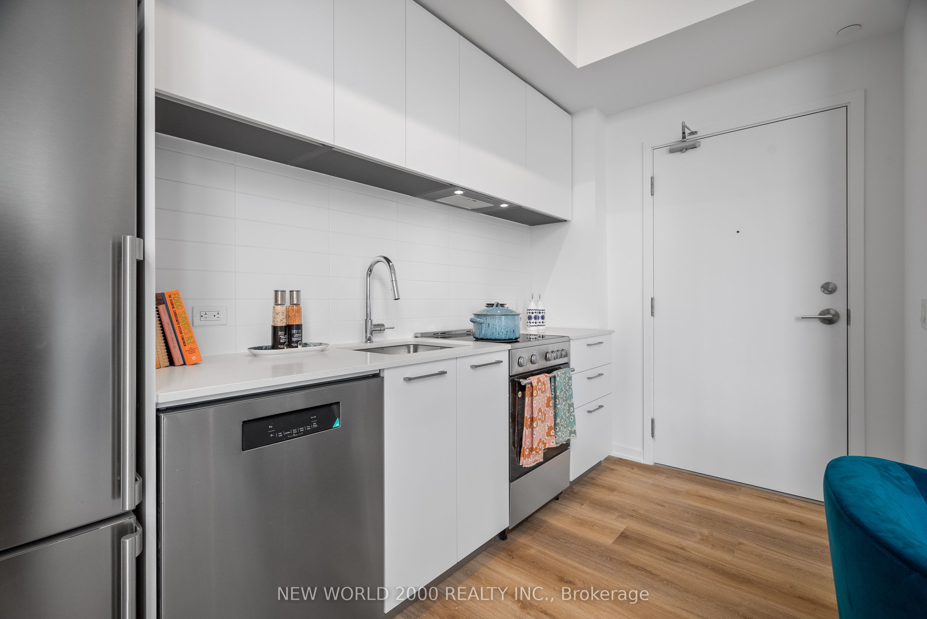 101 Roehampton Avenue 1210 Property Photo 4