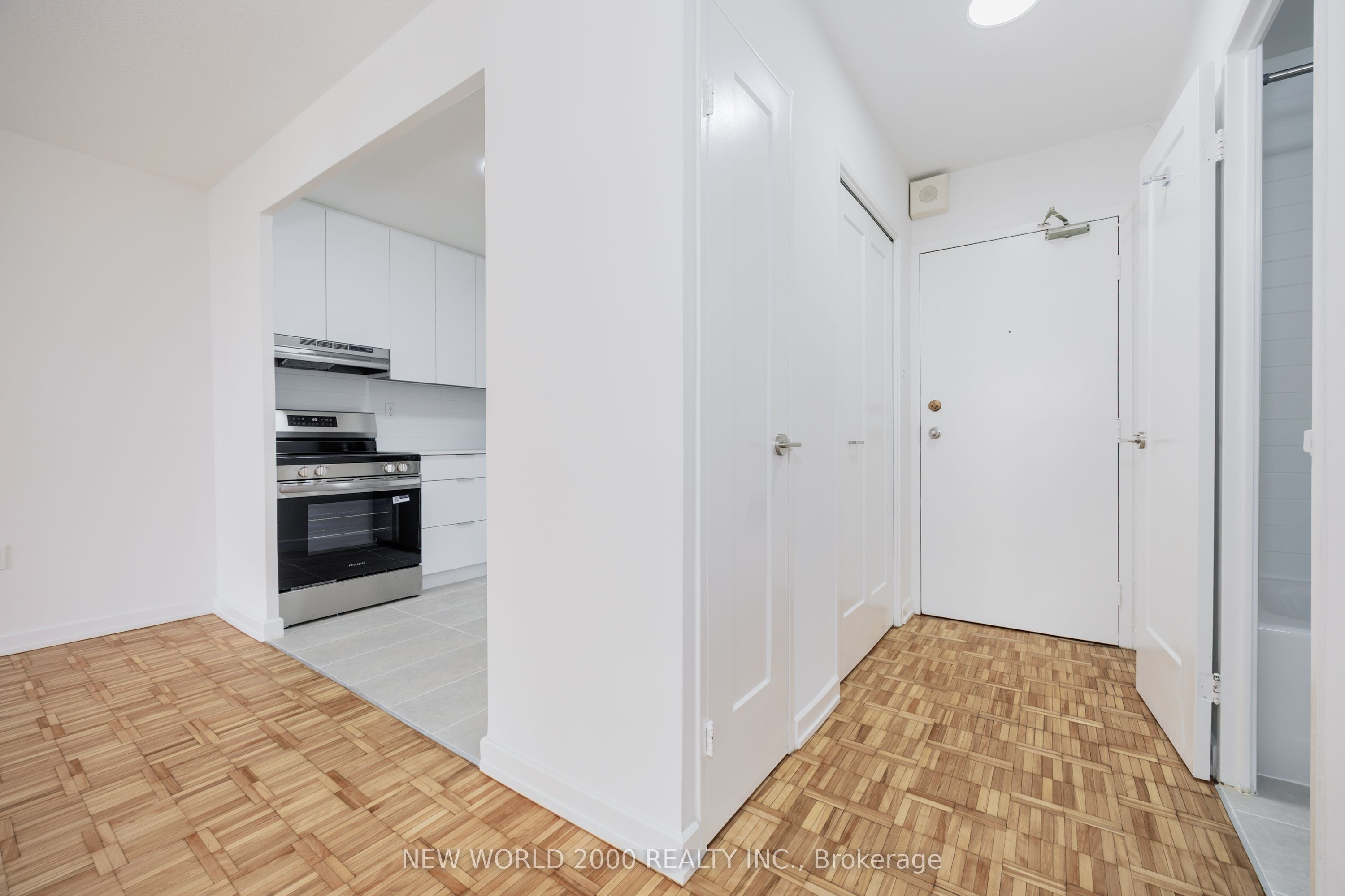 101 Roehampton Avenue 1804 Property Photo 4