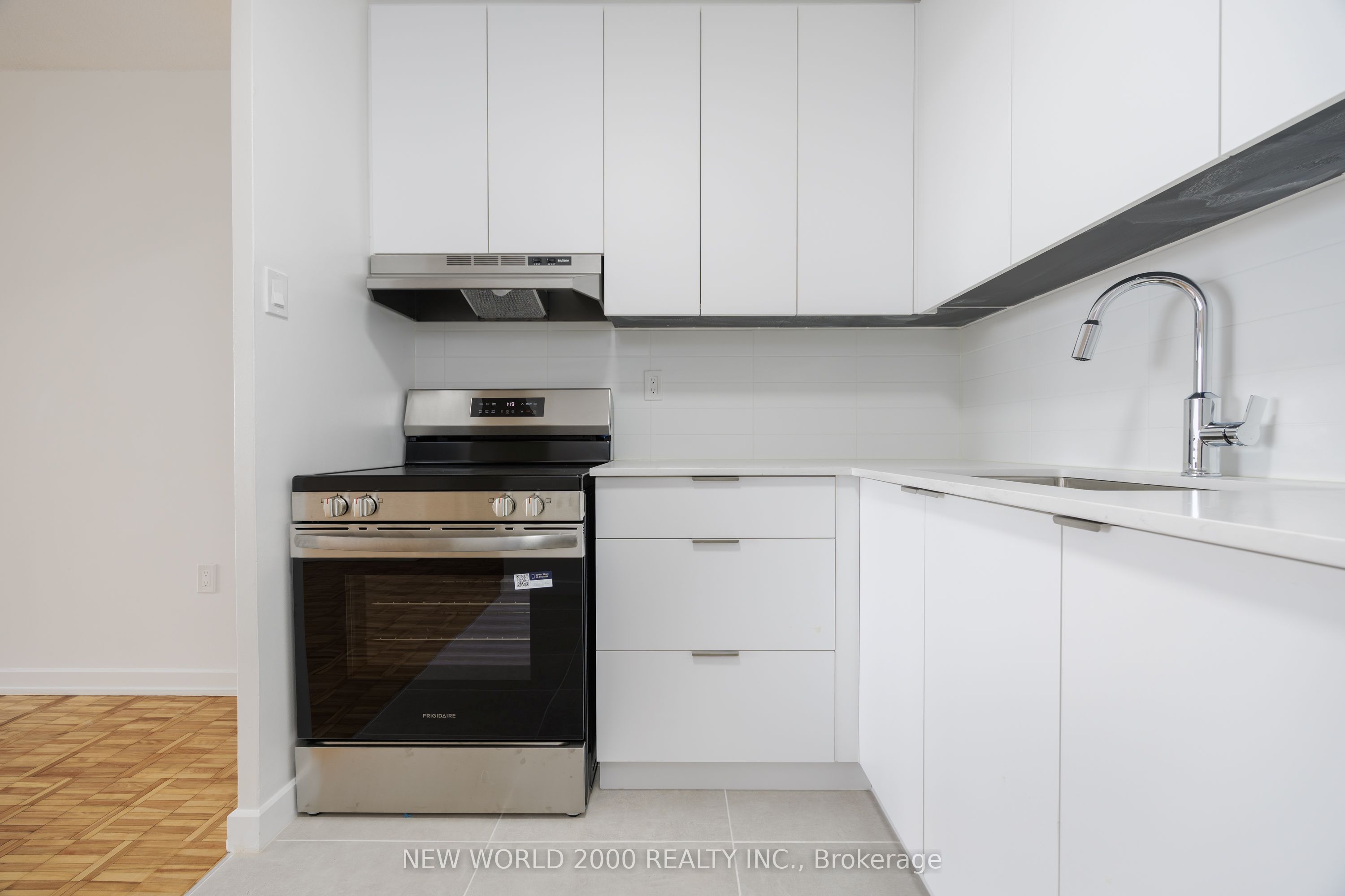 101 Roehampton Avenue 1804 Property Photo 5