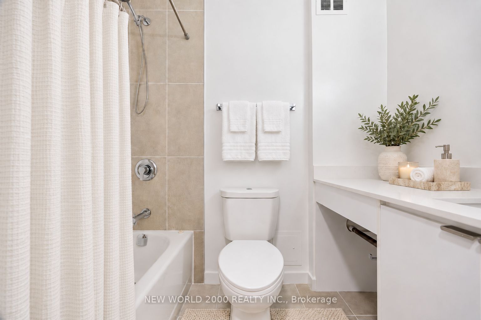 101 Roehampton Avenue 1804 Property Photo 6