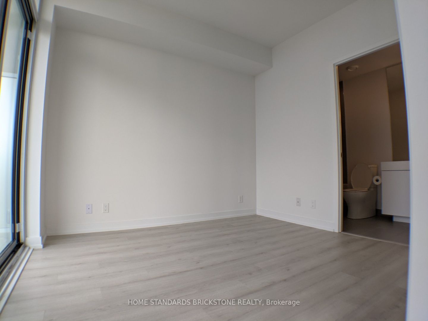 33 Helendale Avenue 2312 Property Photo 12