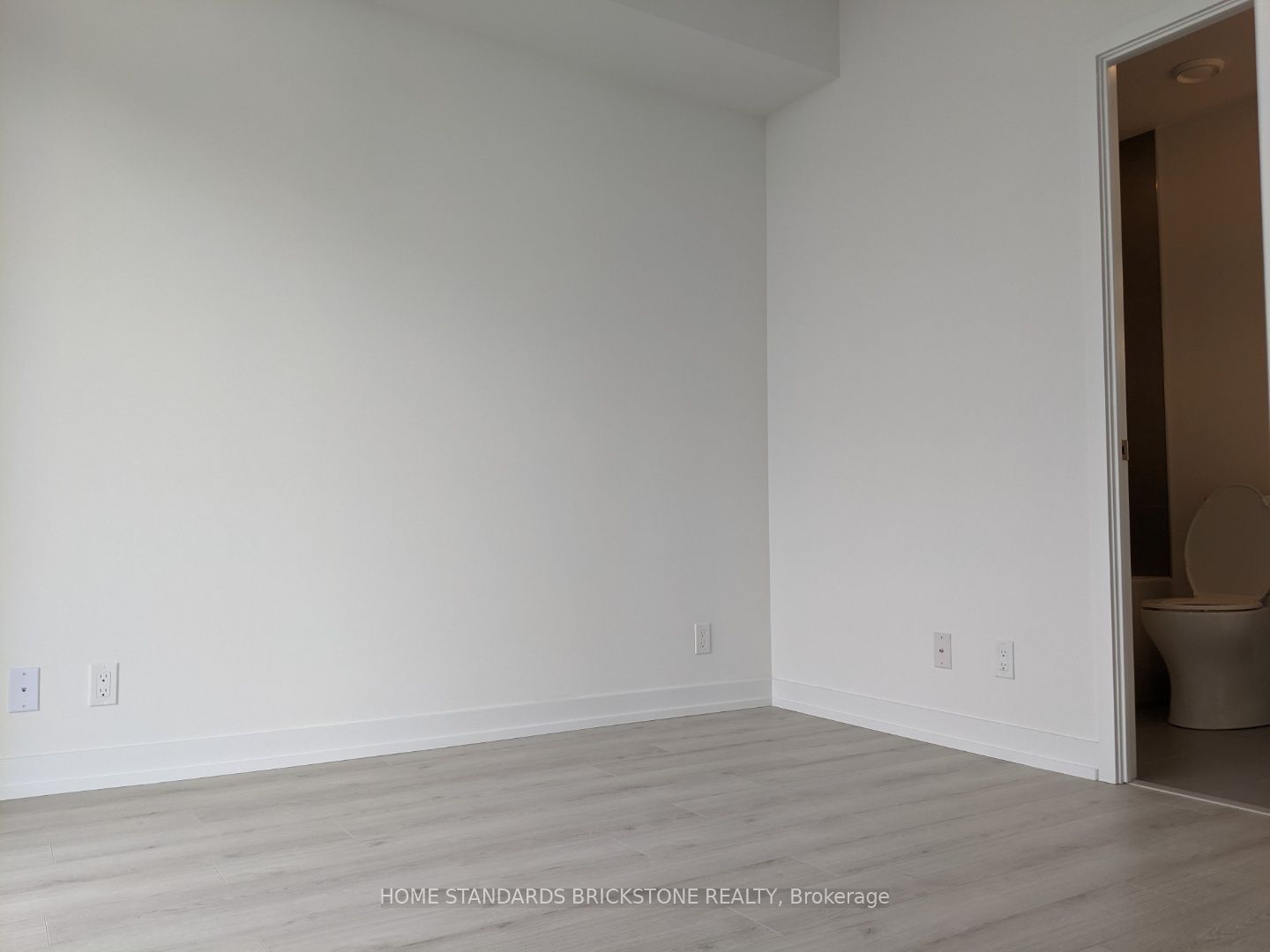 33 Helendale Avenue 2312 Property Photo 14