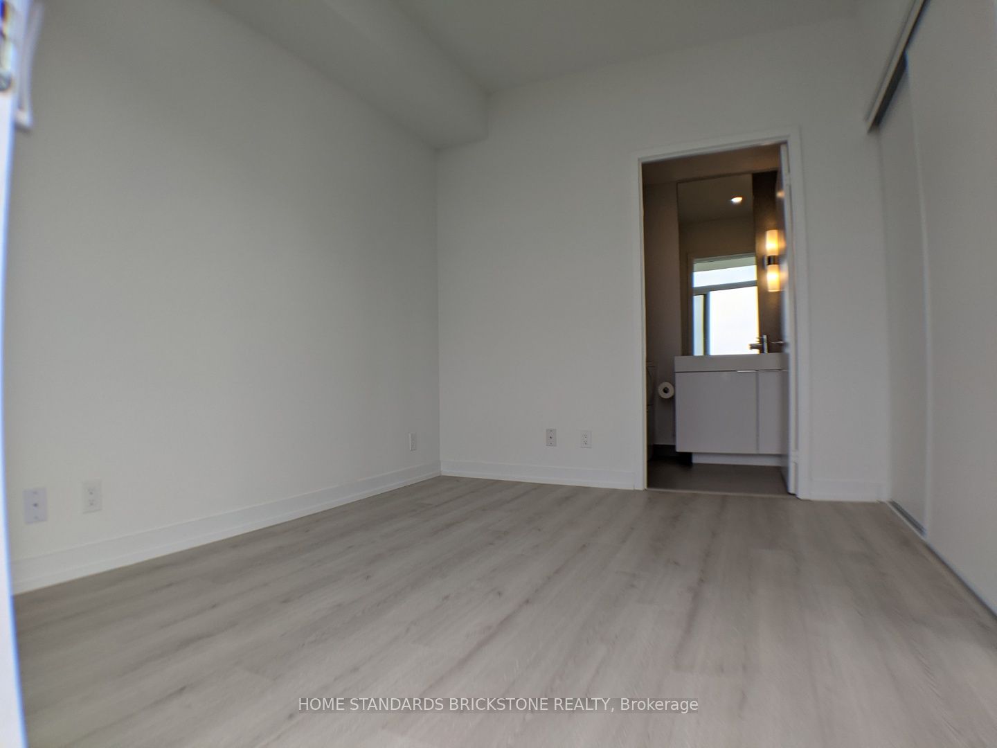 33 Helendale Avenue 2312 Property Photo 16