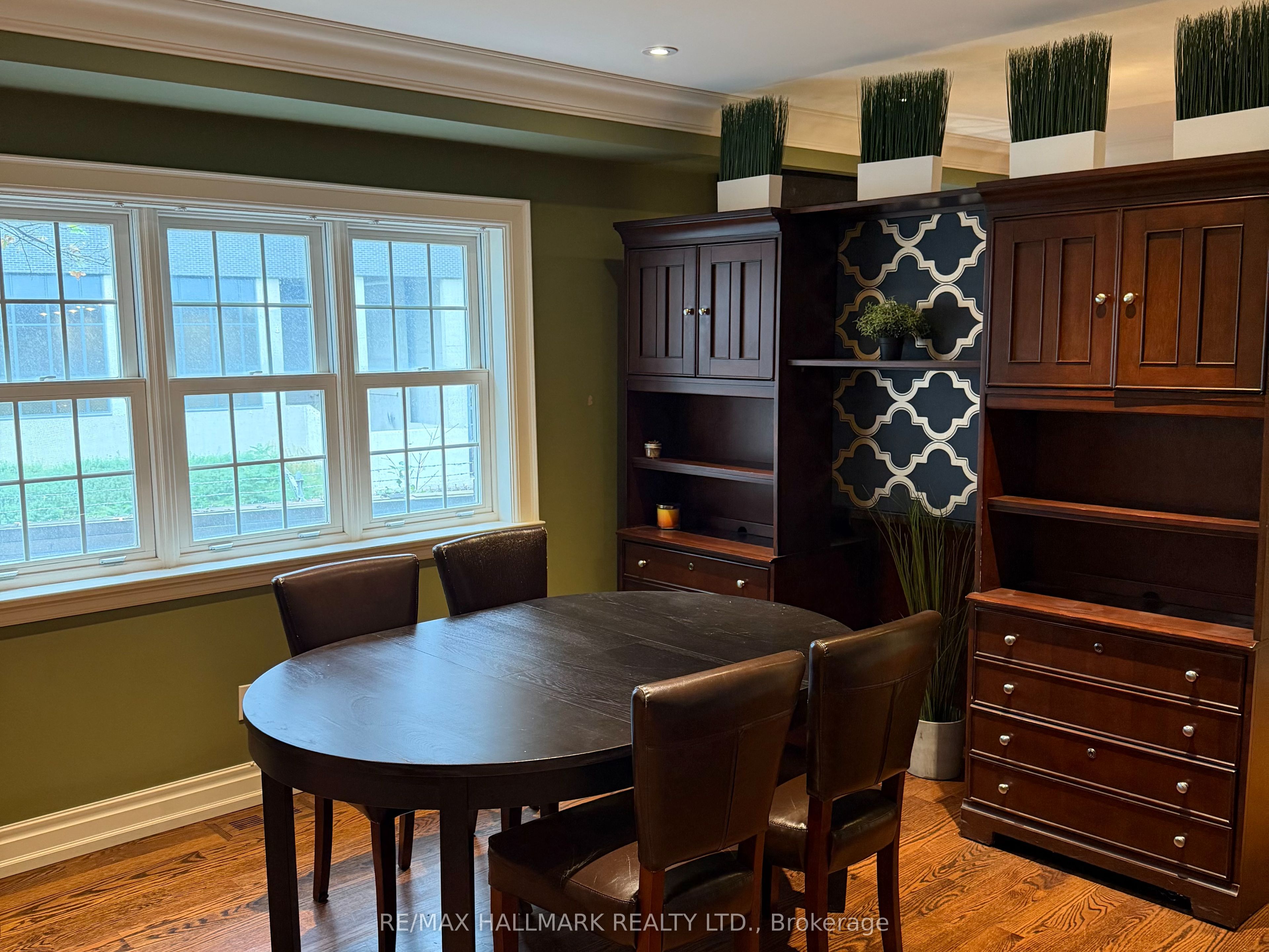 33 Hillsdale Avenue W Property Photo 6