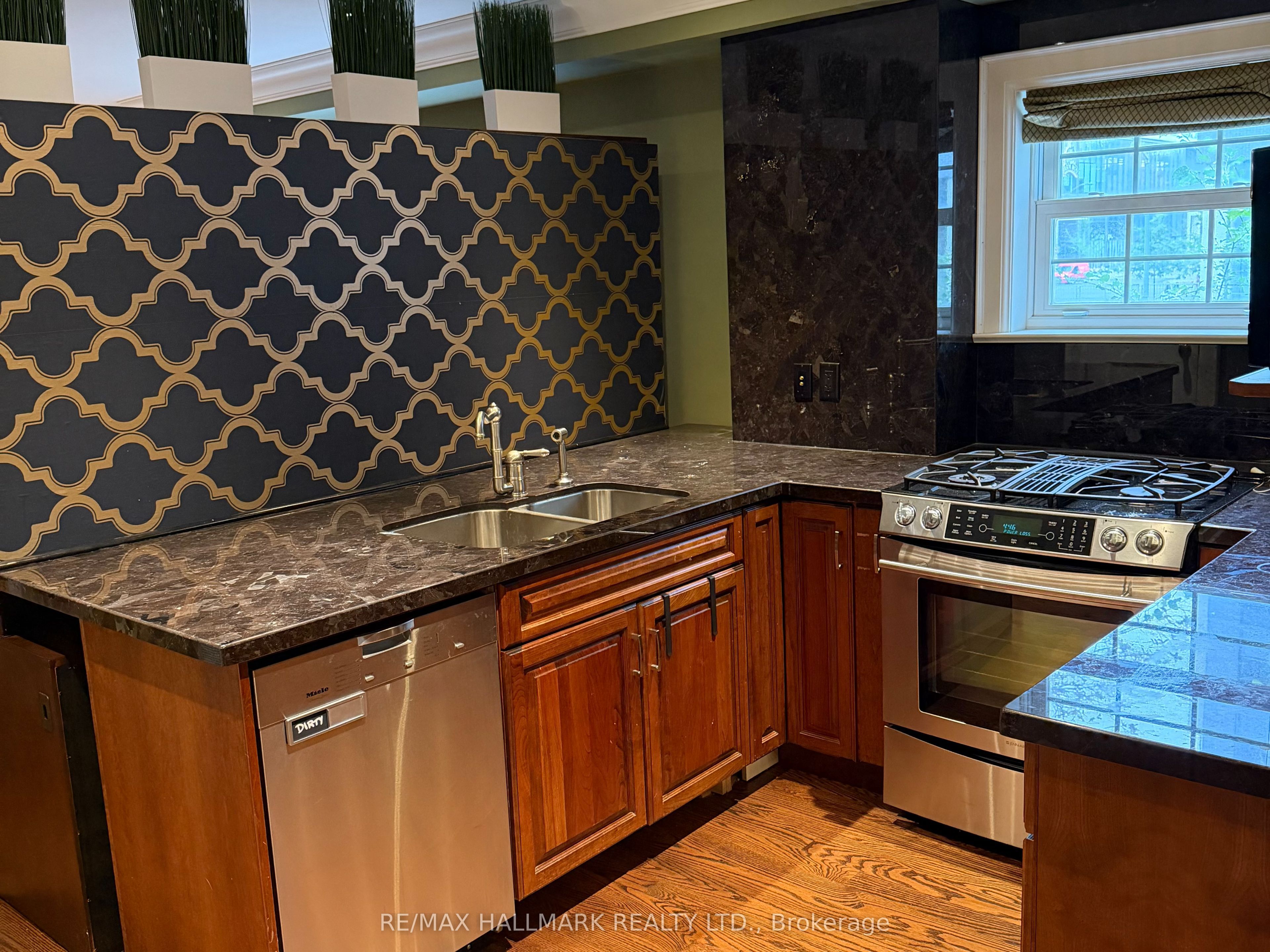 33 Hillsdale Avenue W Property Photo 7
