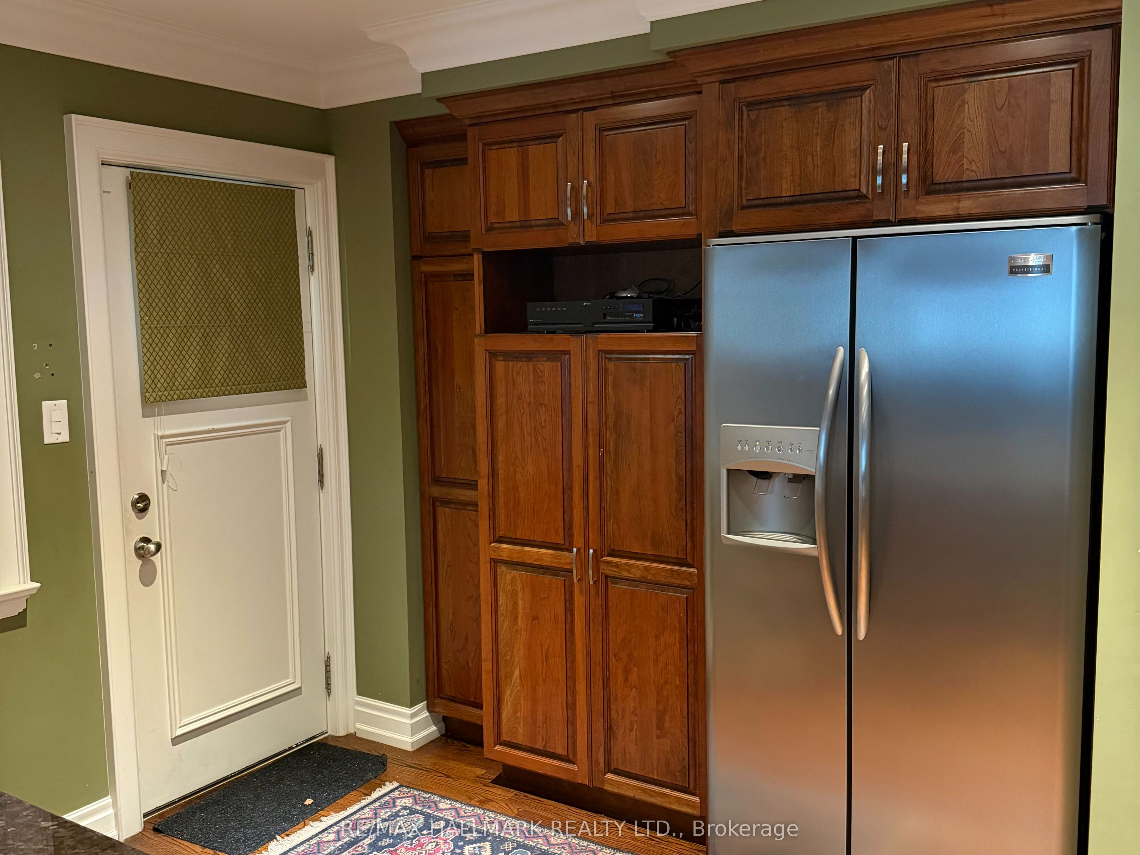 33 Hillsdale Avenue W Property Photo 8
