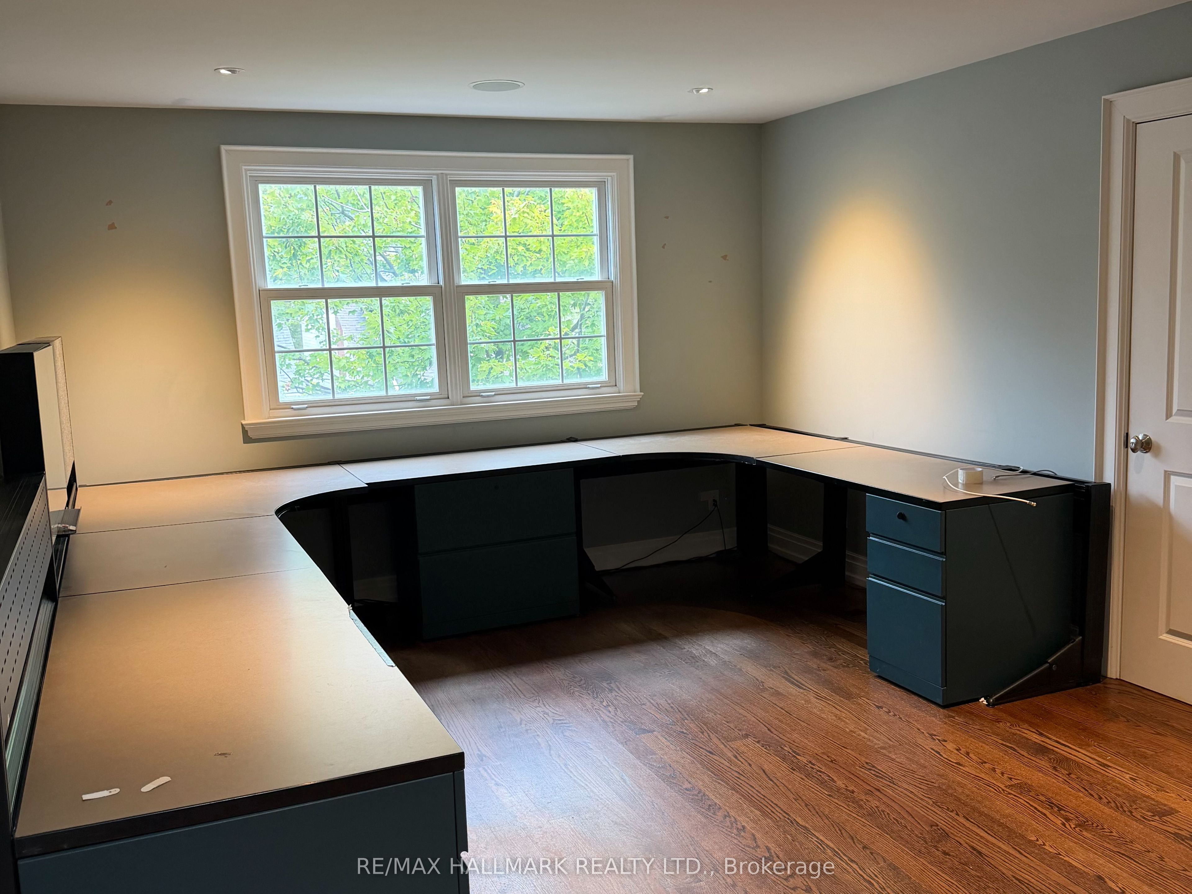 33 Hillsdale Avenue W Property Photo 11