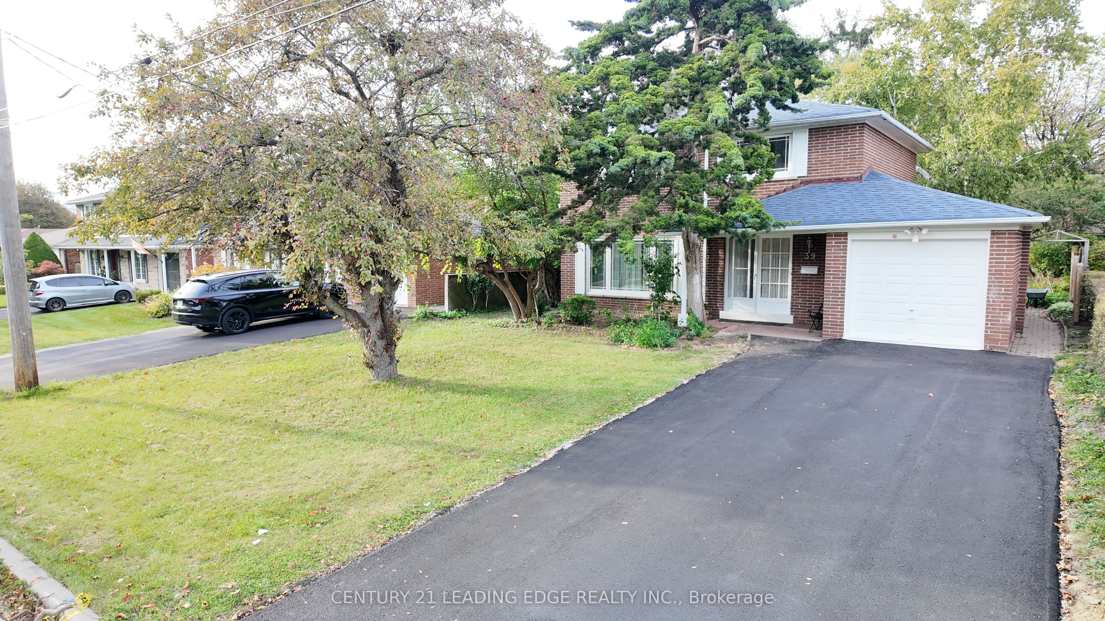 39 Waddington Crescent Property Photo 2