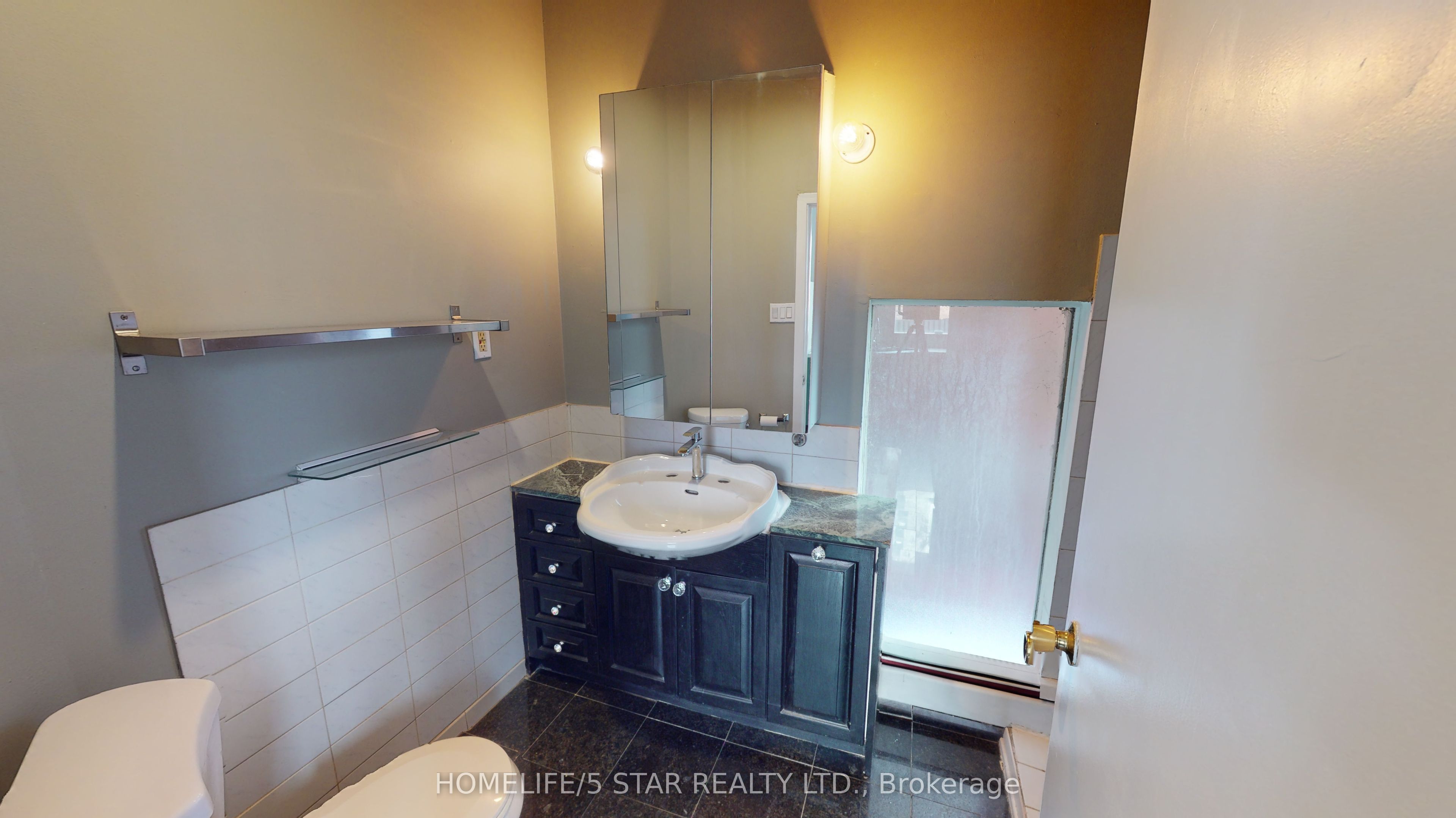 642 Dovercourt Road Apt 1 Property Photo 11