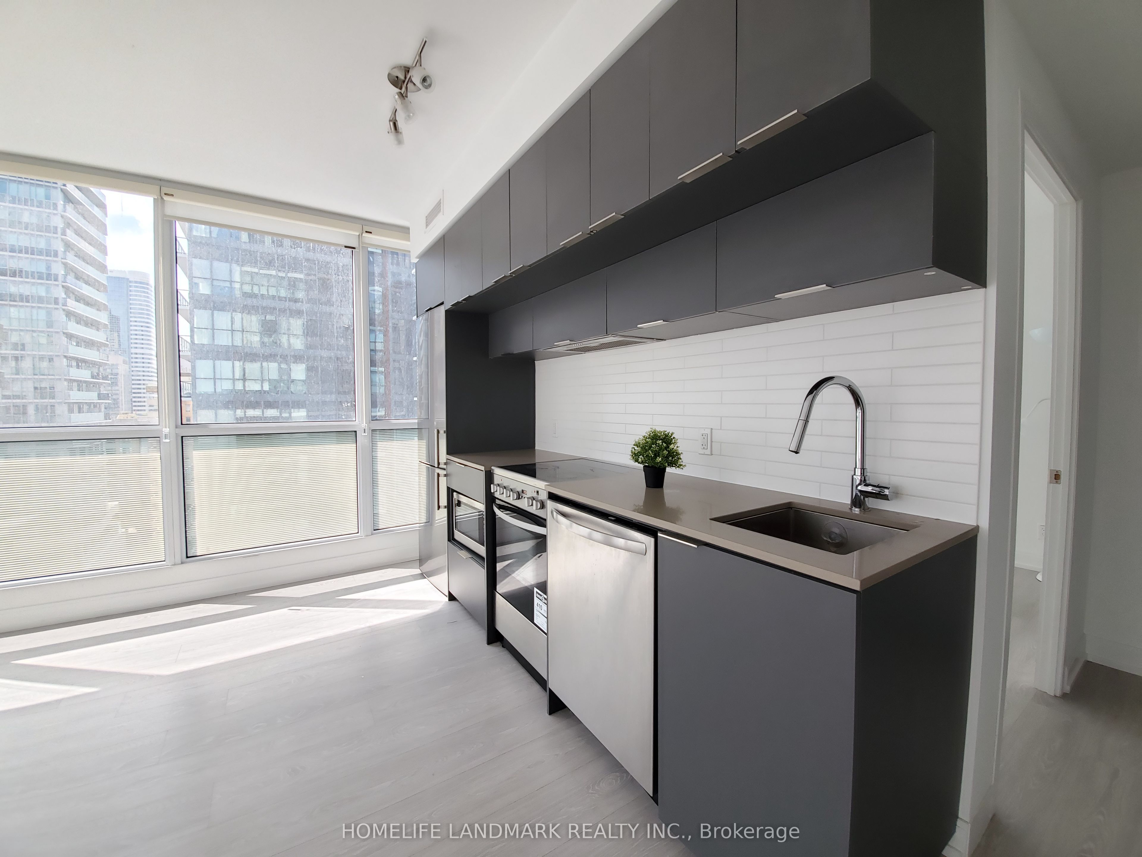 181 Dundas Street E 1110 Property Photo 2