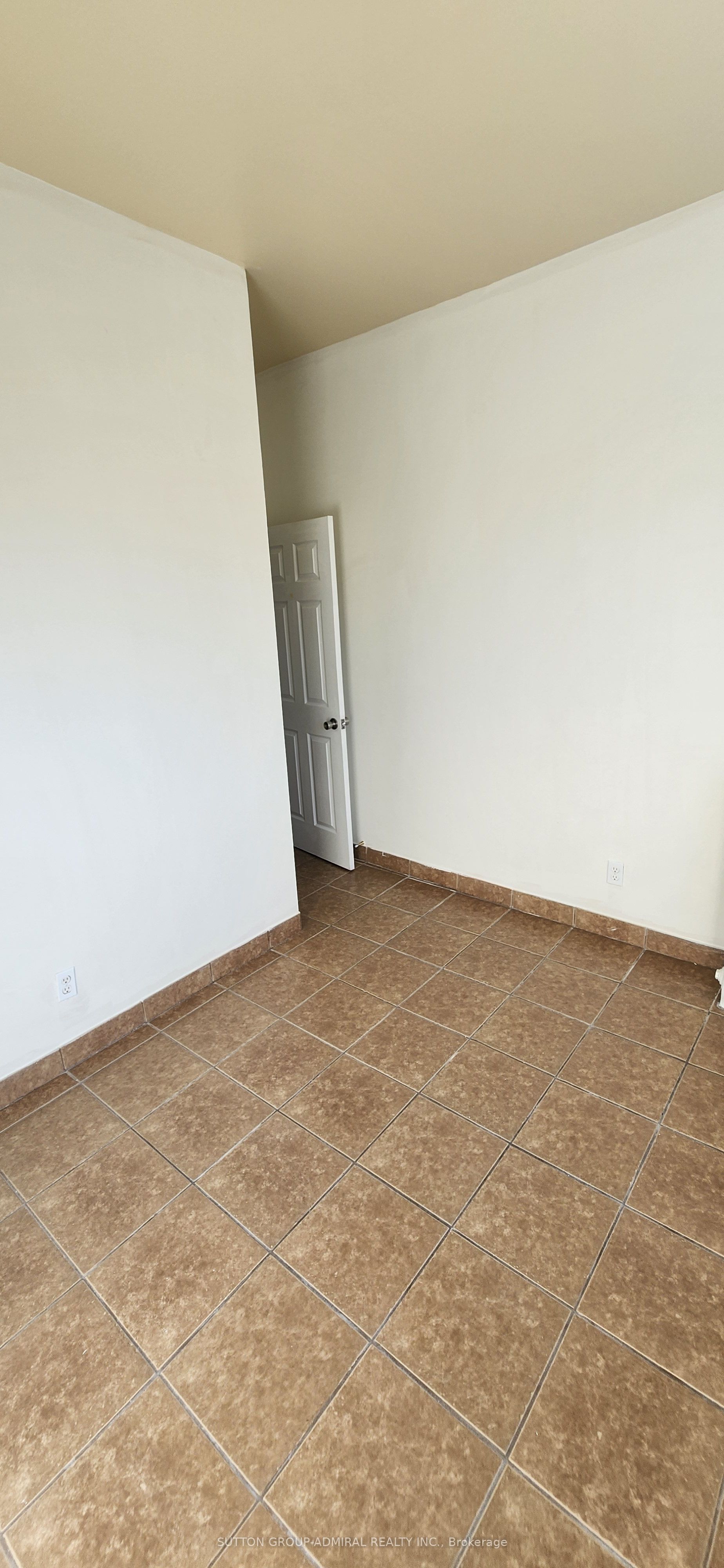 1040a St Clair Avenue Upper 1 Property Photo 8