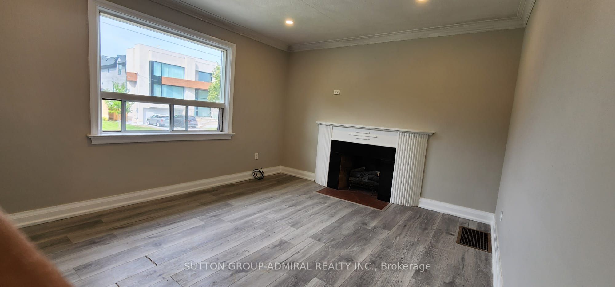 493 Hounslow Avenue Property Photo 6