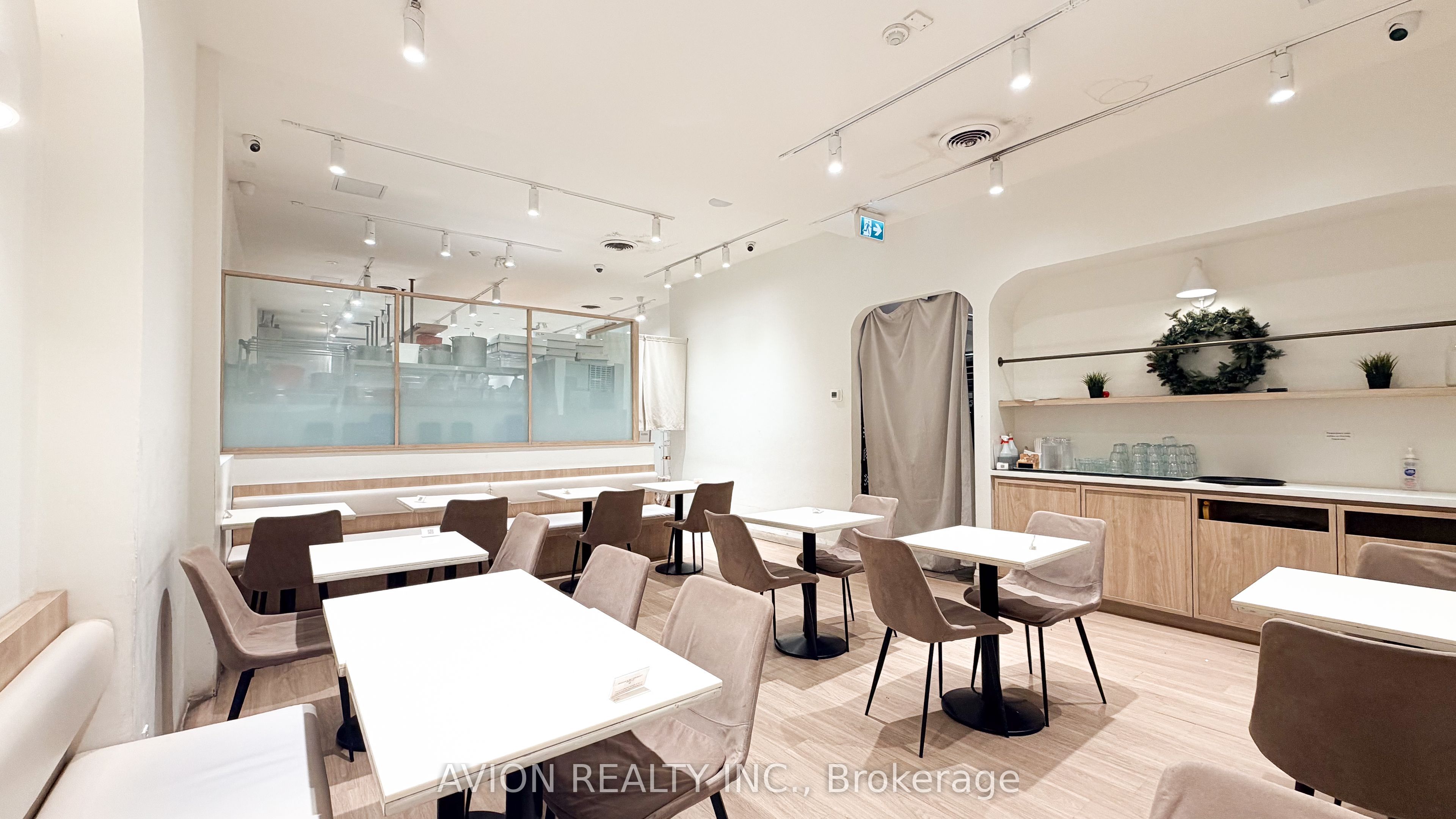 114 Dundas Street W Property Photo 3