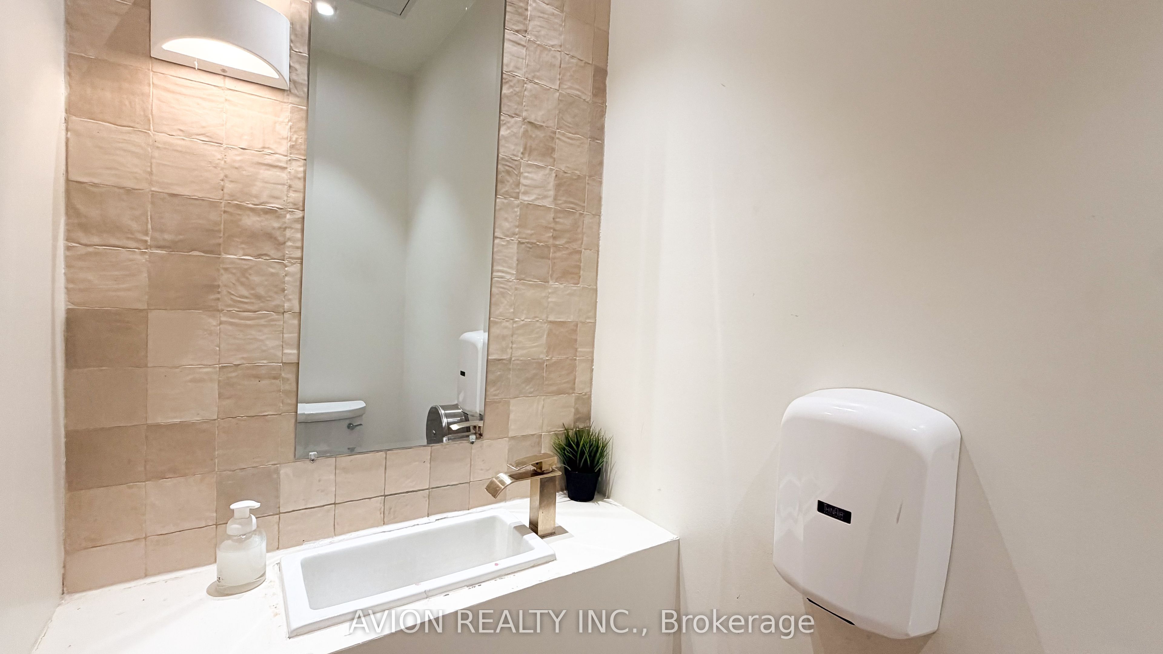 114 Dundas Street W Property Photo 5