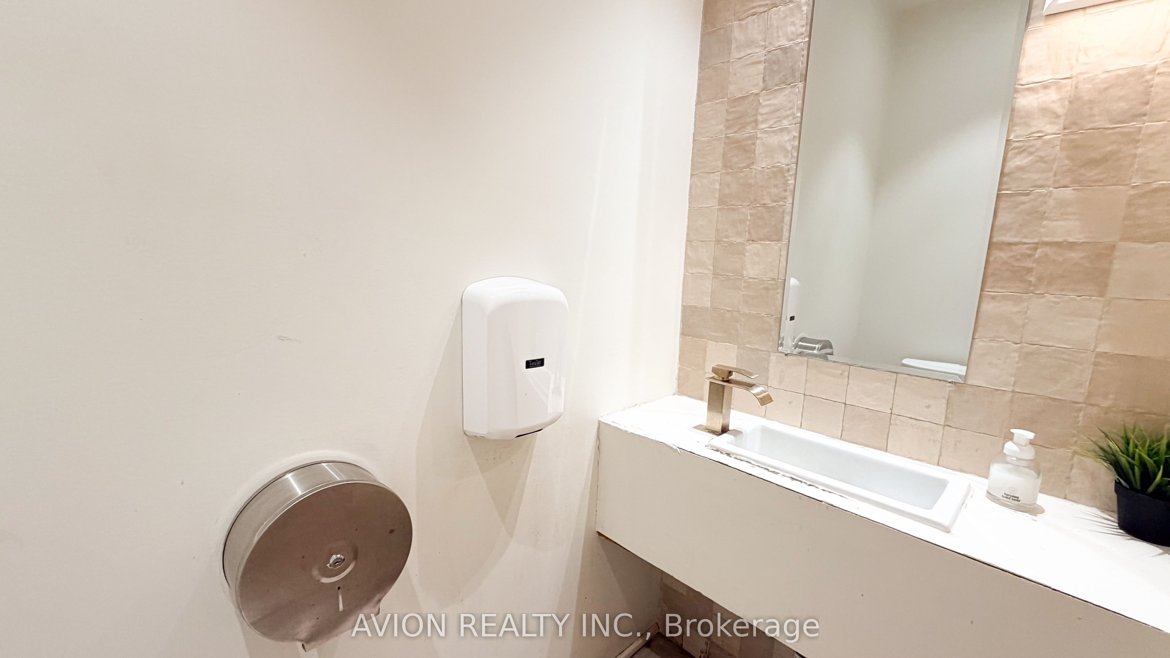 114 Dundas Street W Property Photo 6