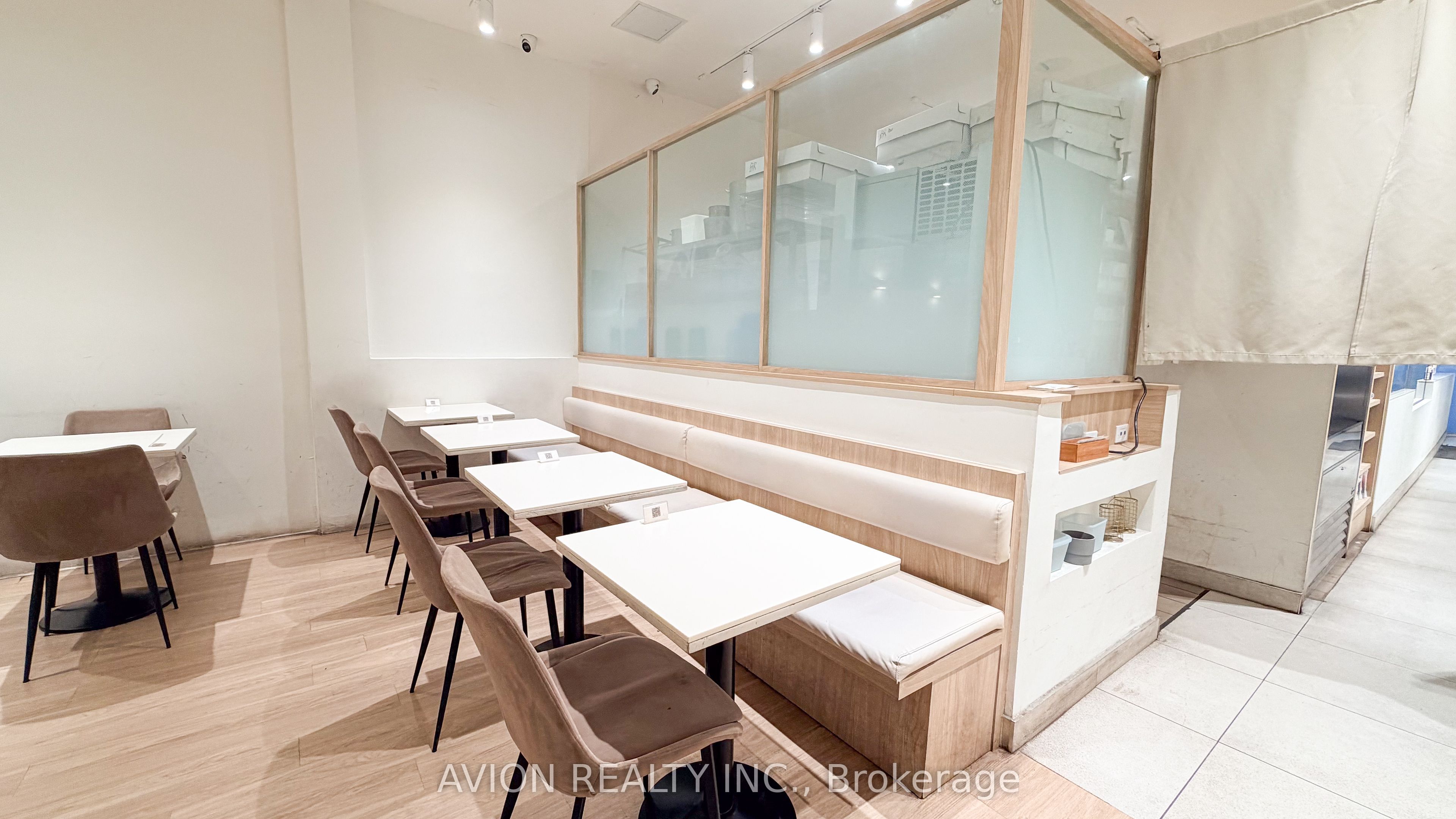 114 Dundas Street W Property Photo 8