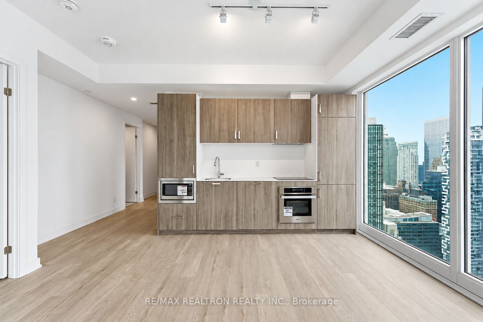 88 Queen Street E 4711 Property Photo 3
