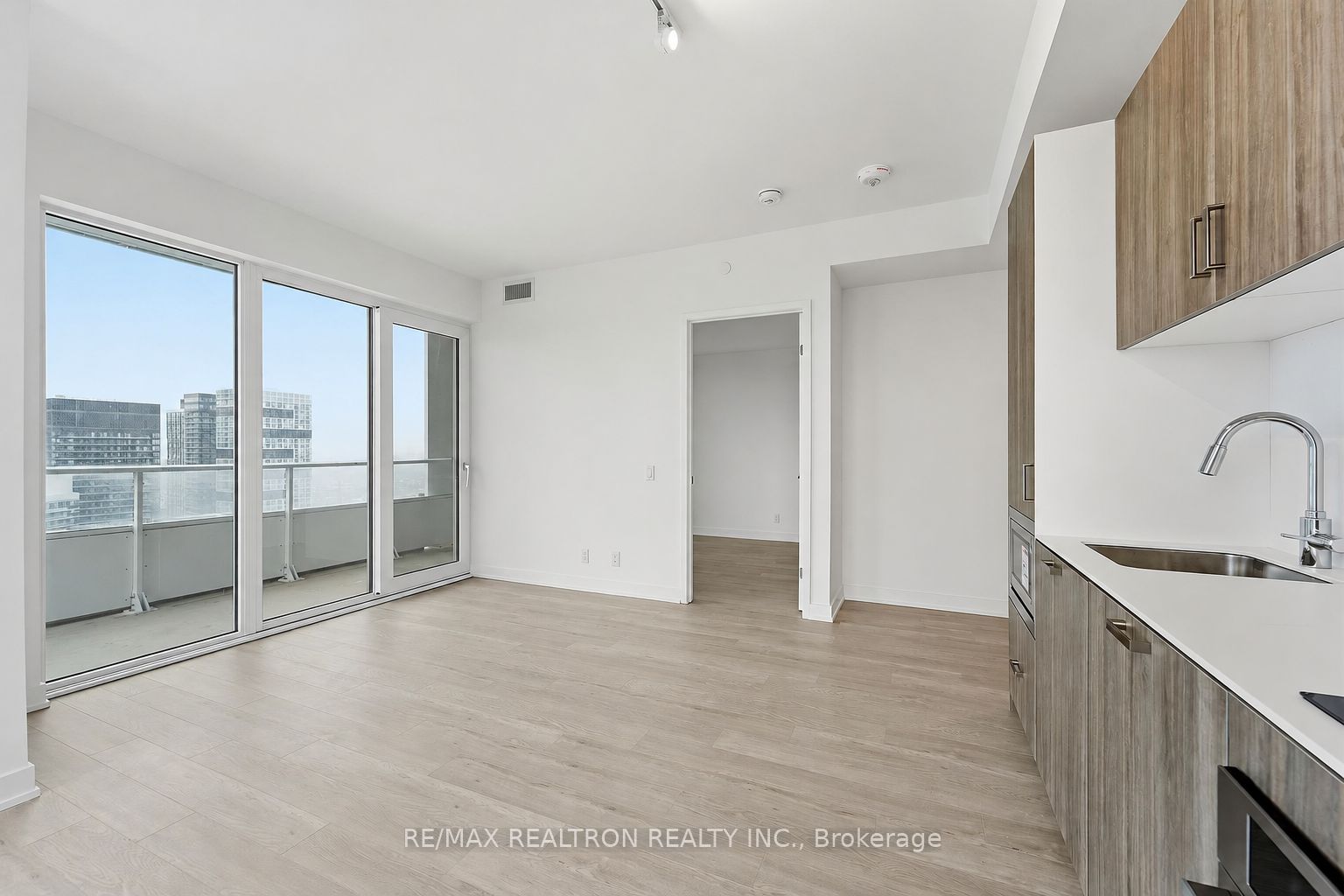 88 Queen Street E 4711 Property Photo 4