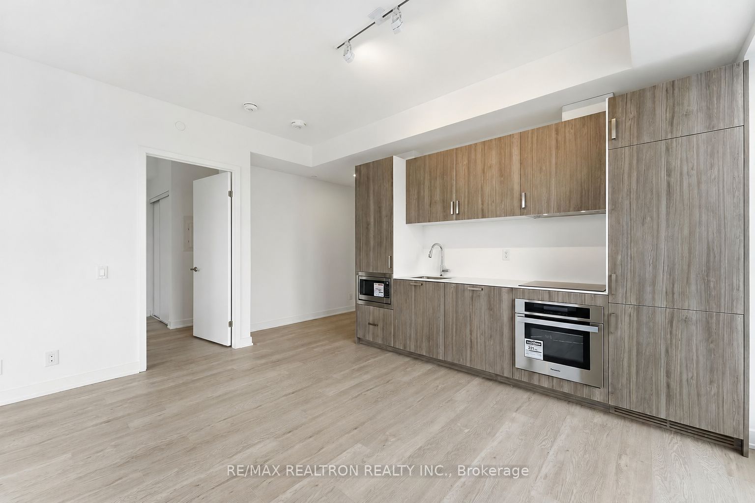 88 Queen Street E 4711 Property Photo 6