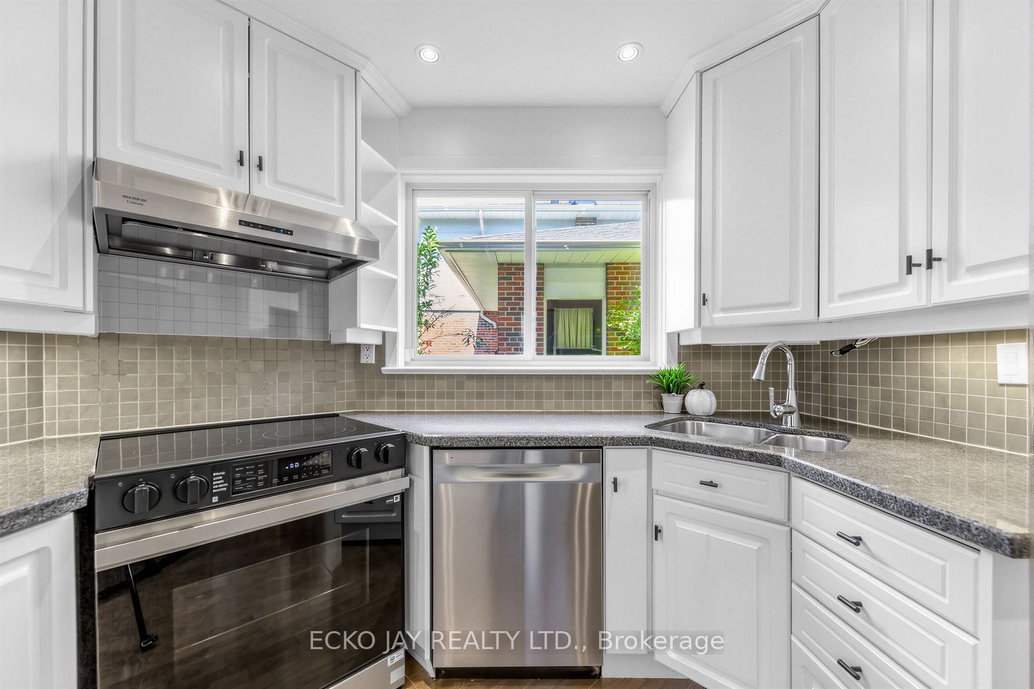 22 Meadowglade Crescent Property Photo 16