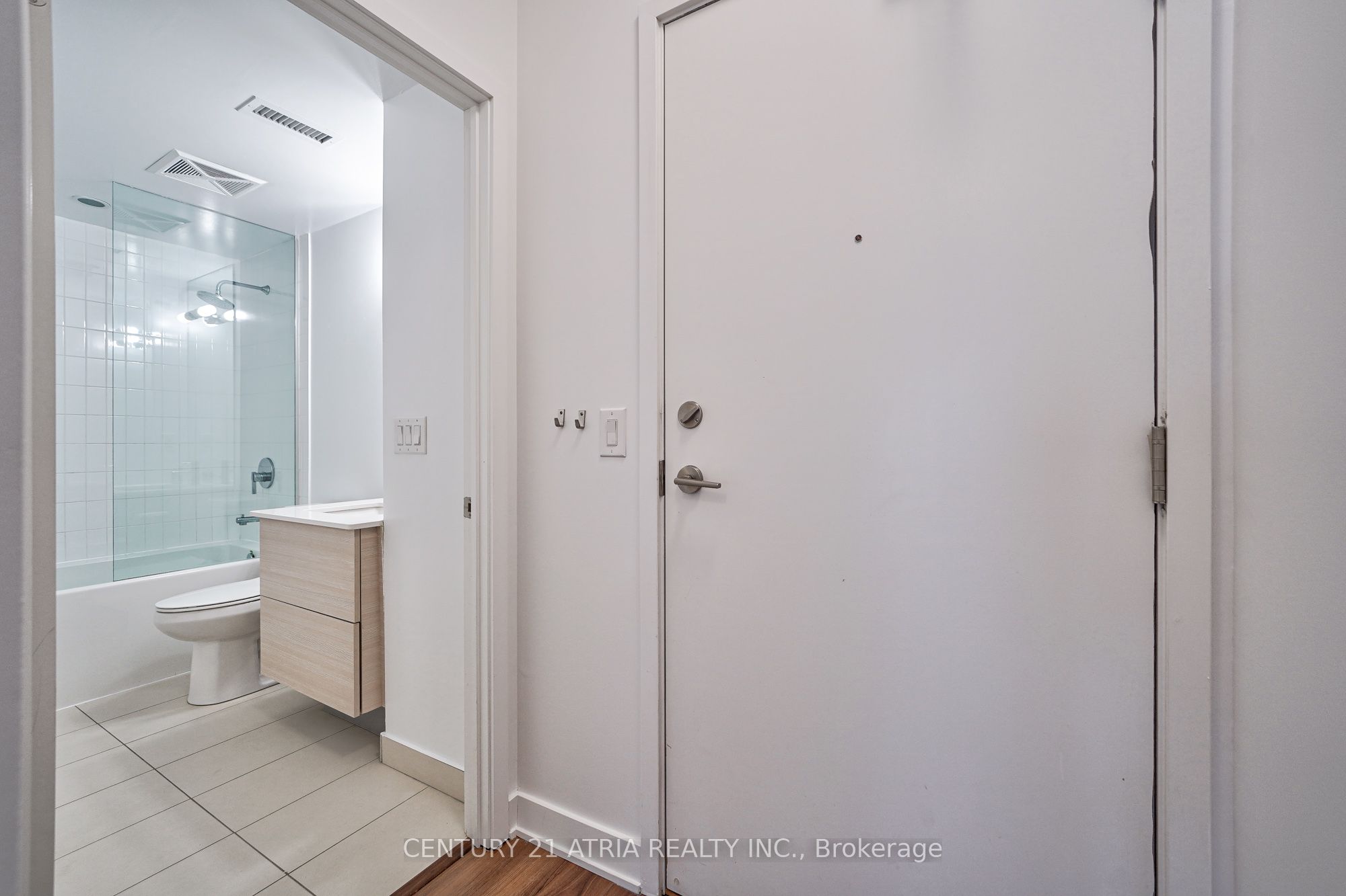 210 Simcoe Street 1003 Property Photo 8