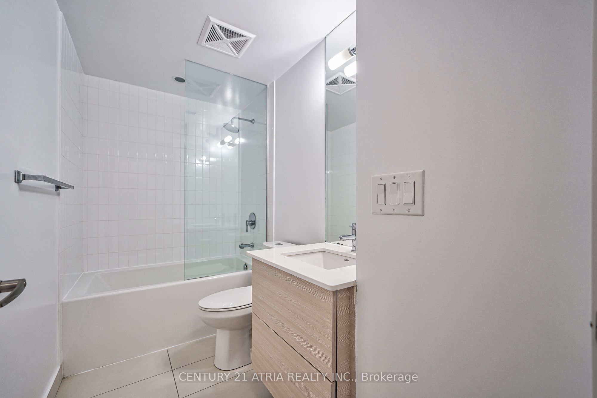 210 Simcoe Street 1003 Property Photo 11