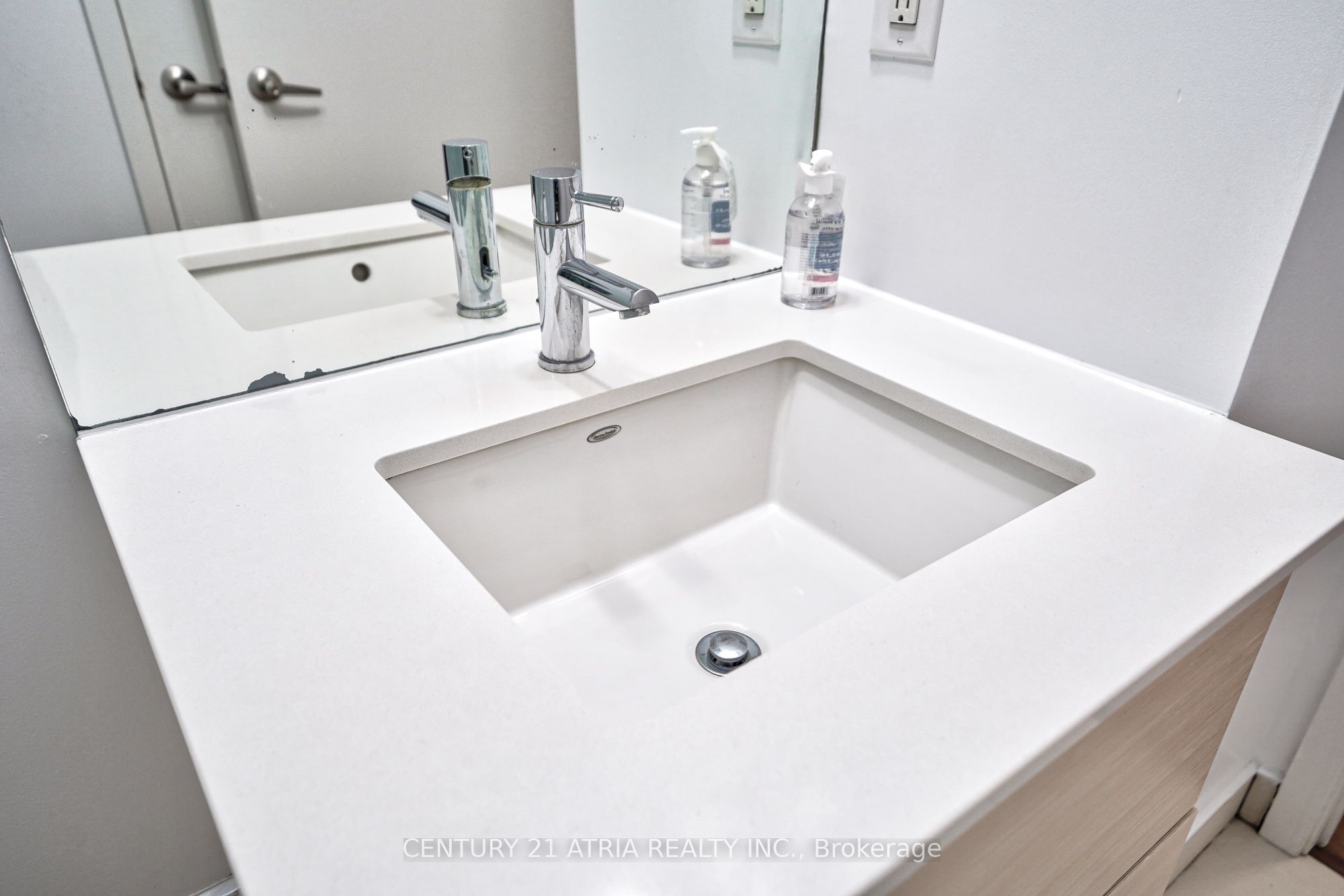210 Simcoe Street 1003 Property Photo 12