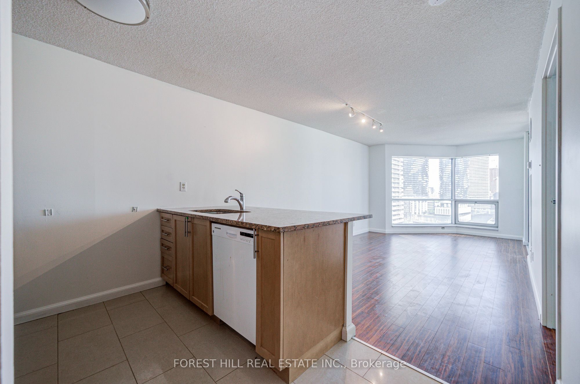 10 Yonge Street 1810 Property Photo 1