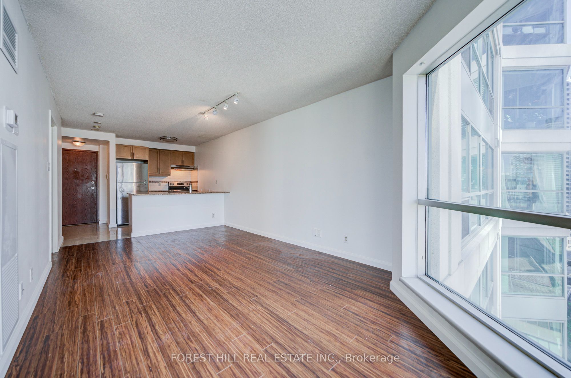 10 Yonge Street 1810 Property Photo 2