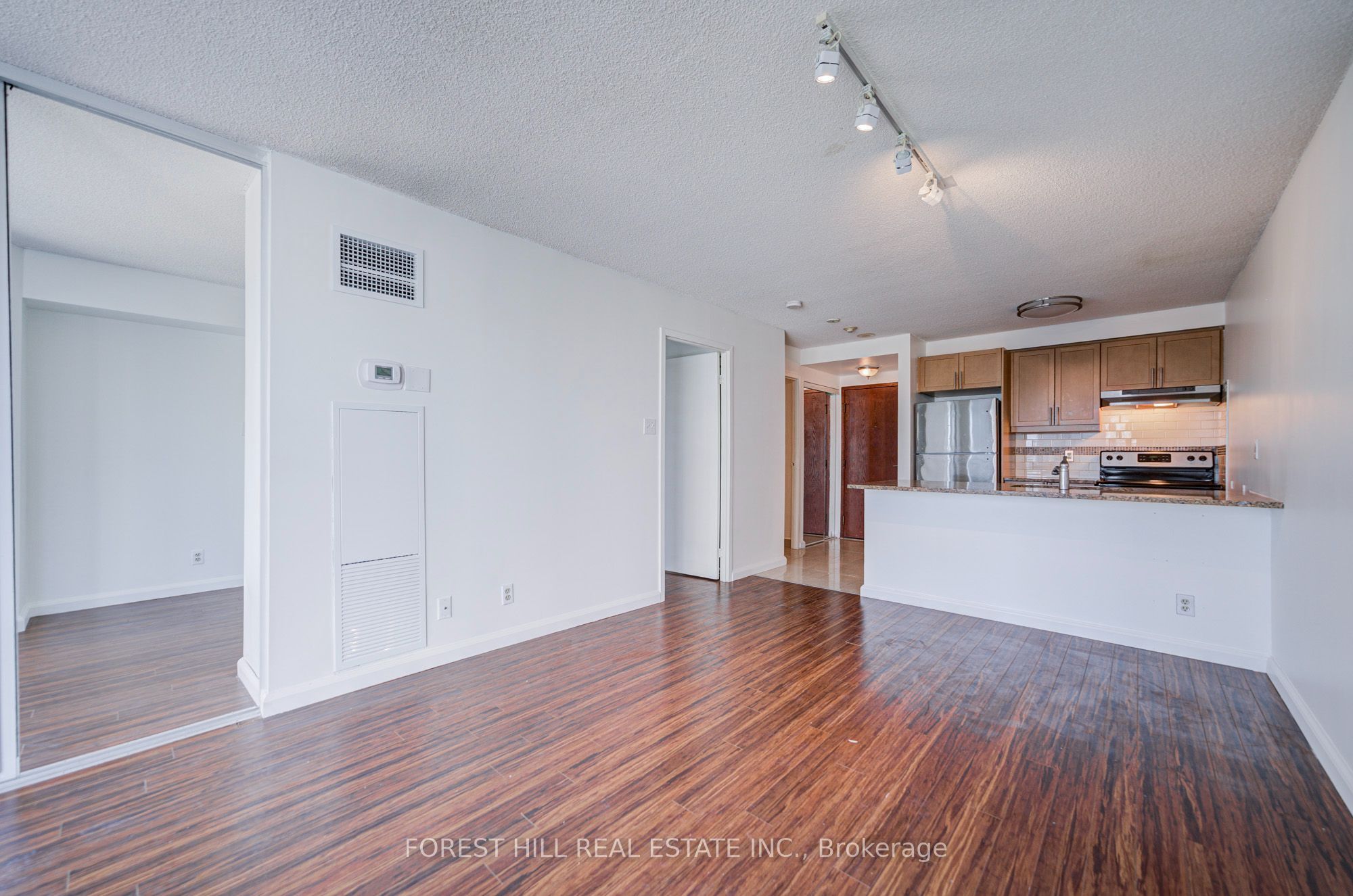 10 Yonge Street 1810 Property Photo 5