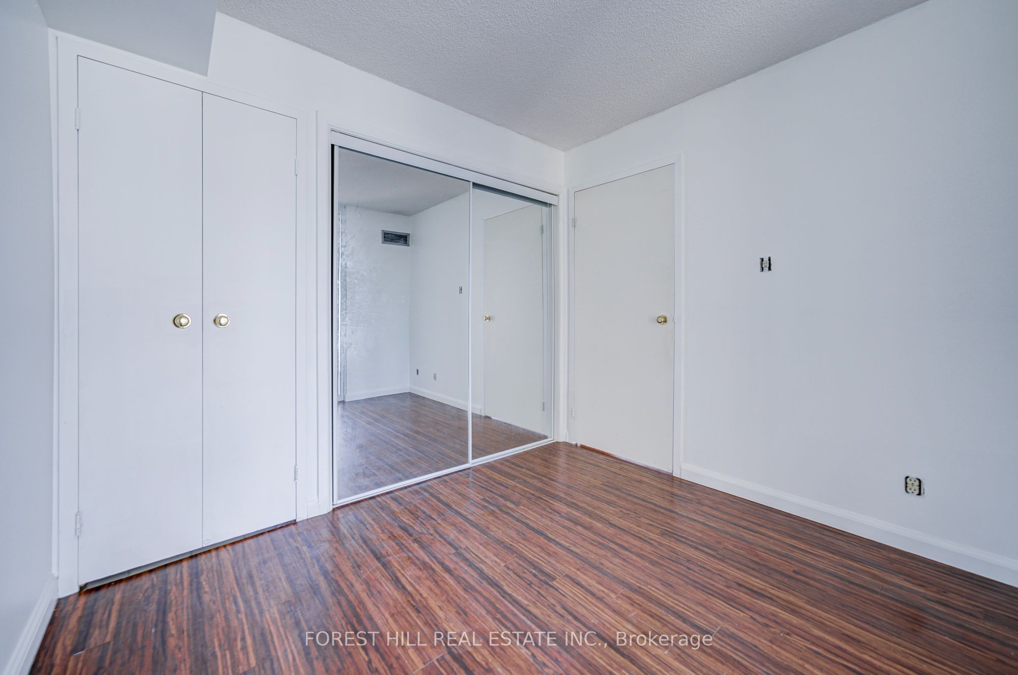 10 Yonge Street 1810 Property Photo 9