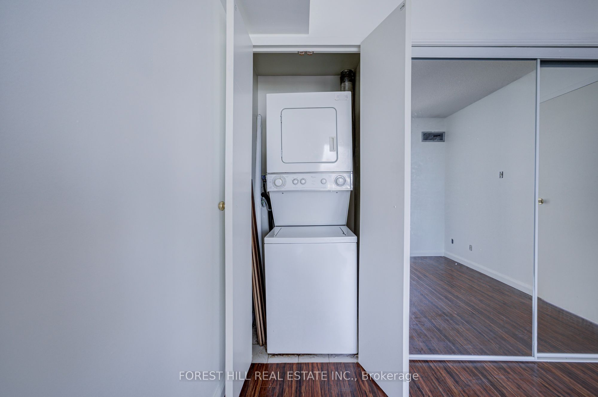 10 Yonge Street 1810 Property Photo 10