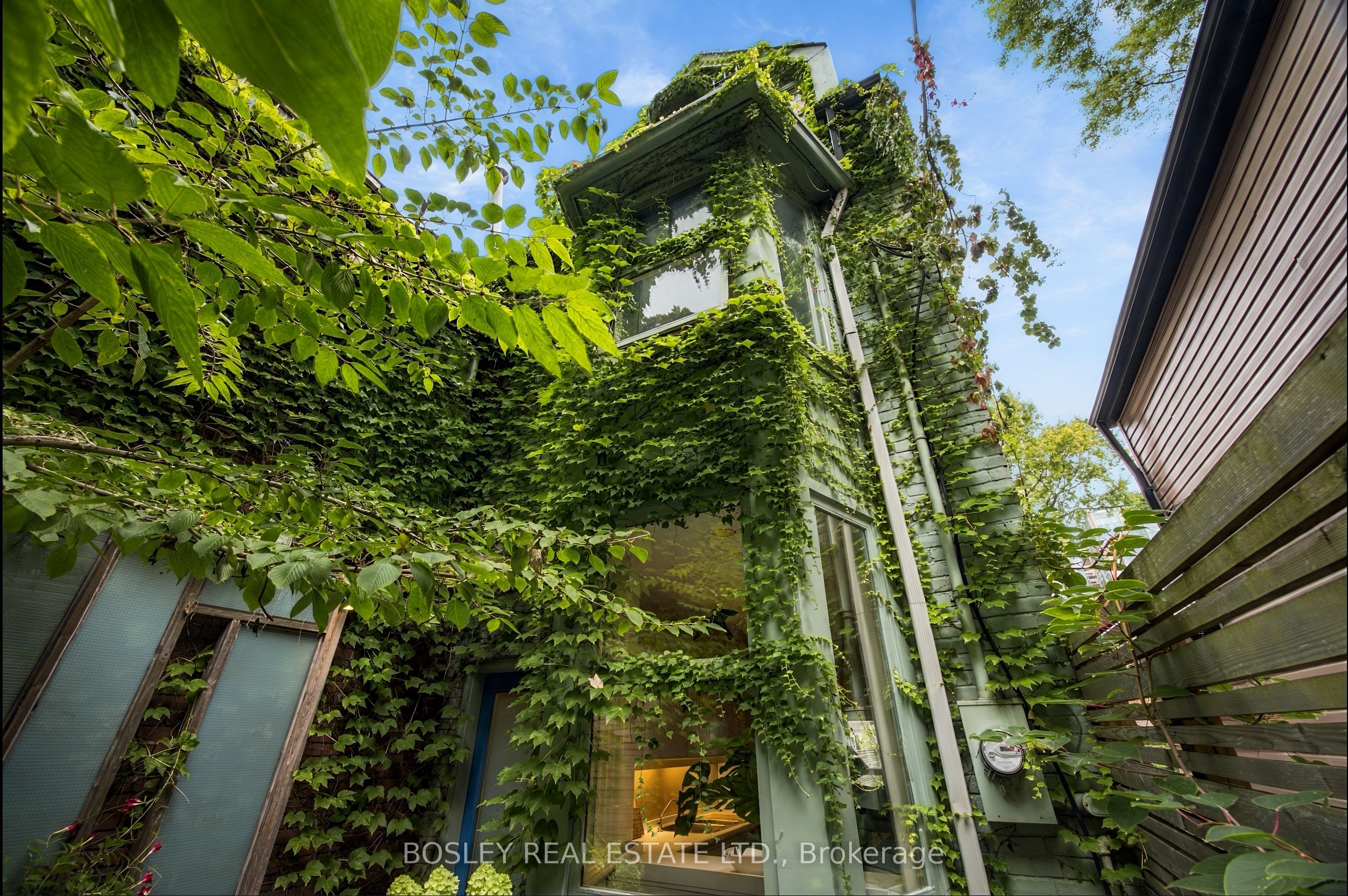 33 1/2 Henry Street