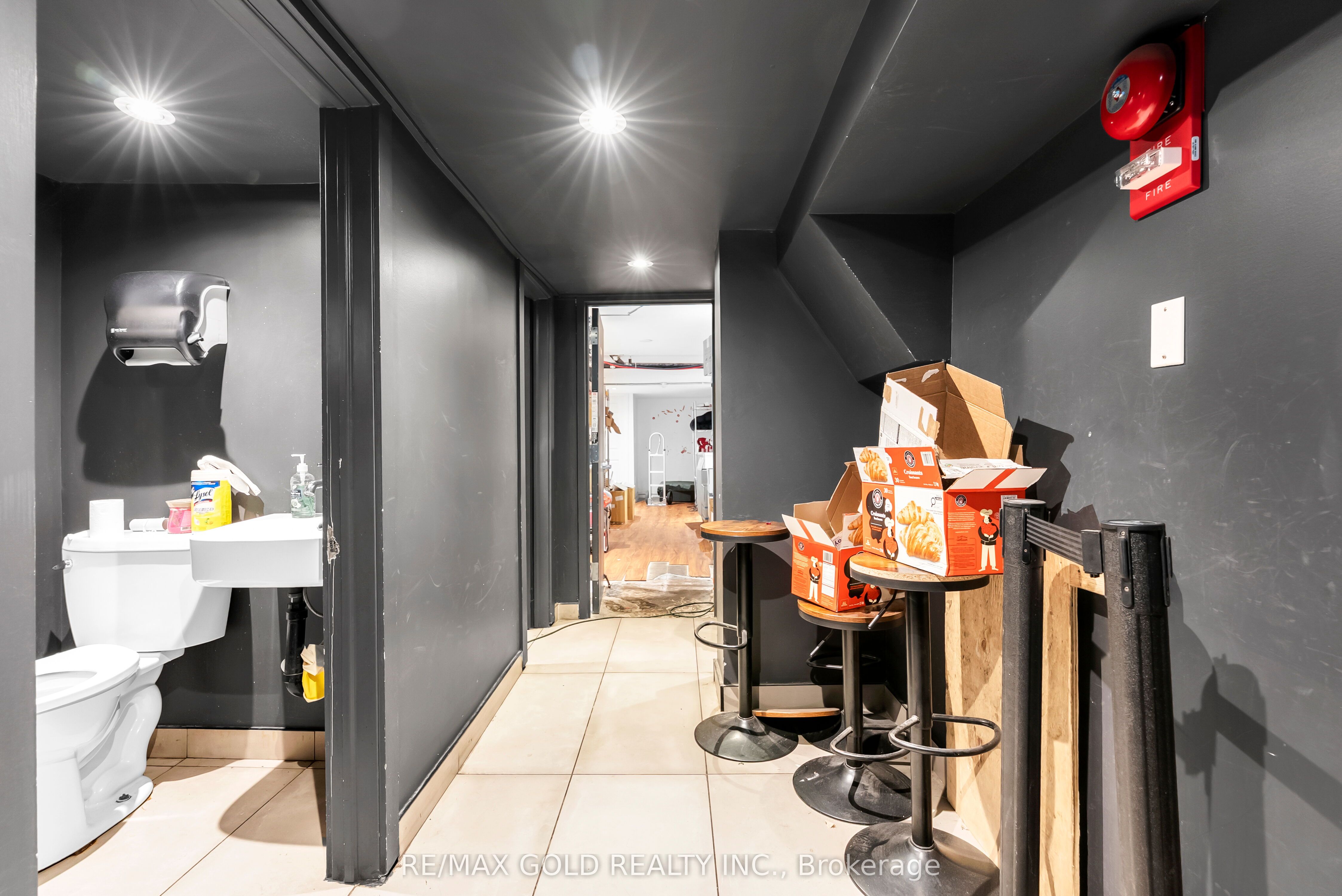 567 Yonge Street Property Photo 16