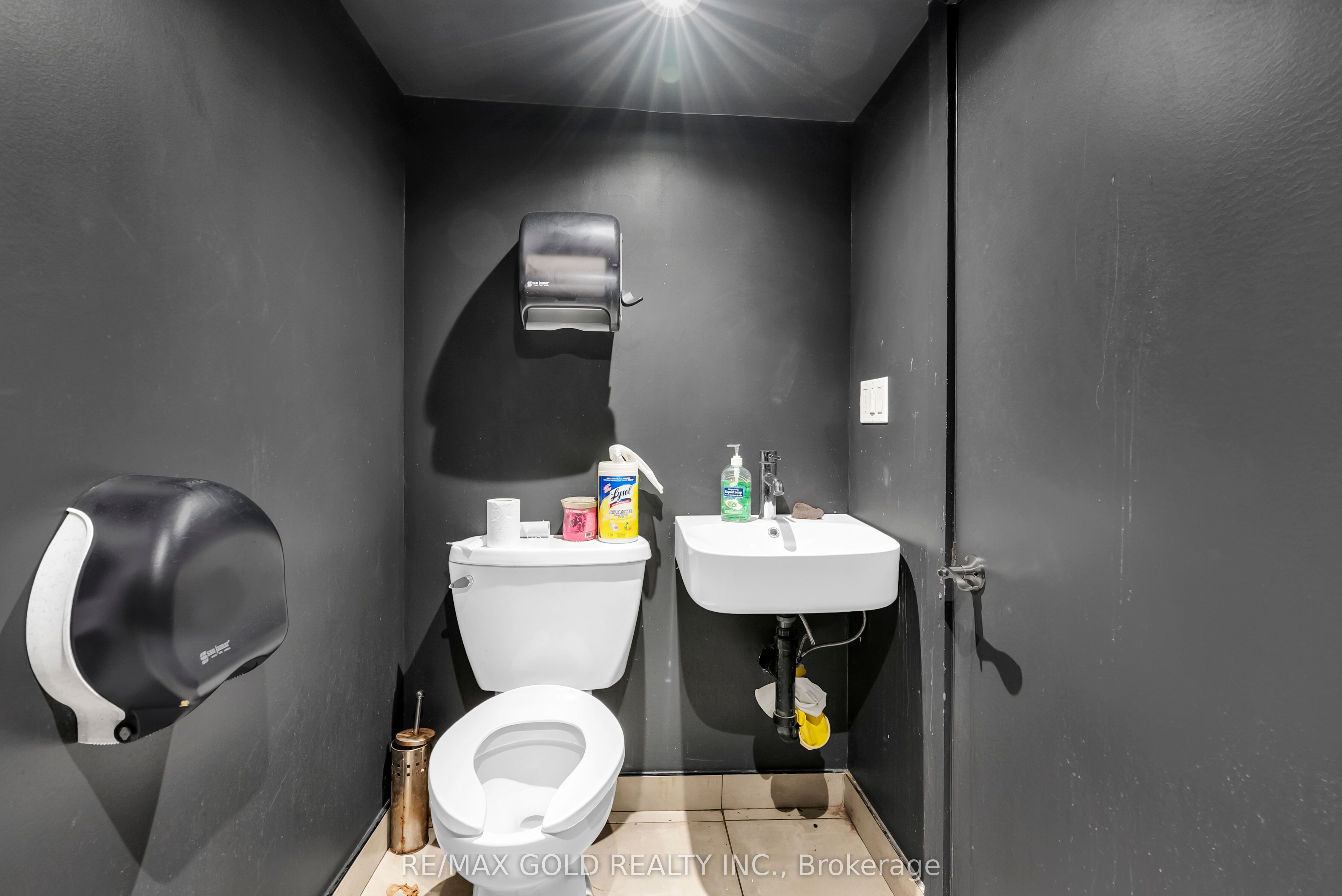 567 Yonge Street Property Photo 30
