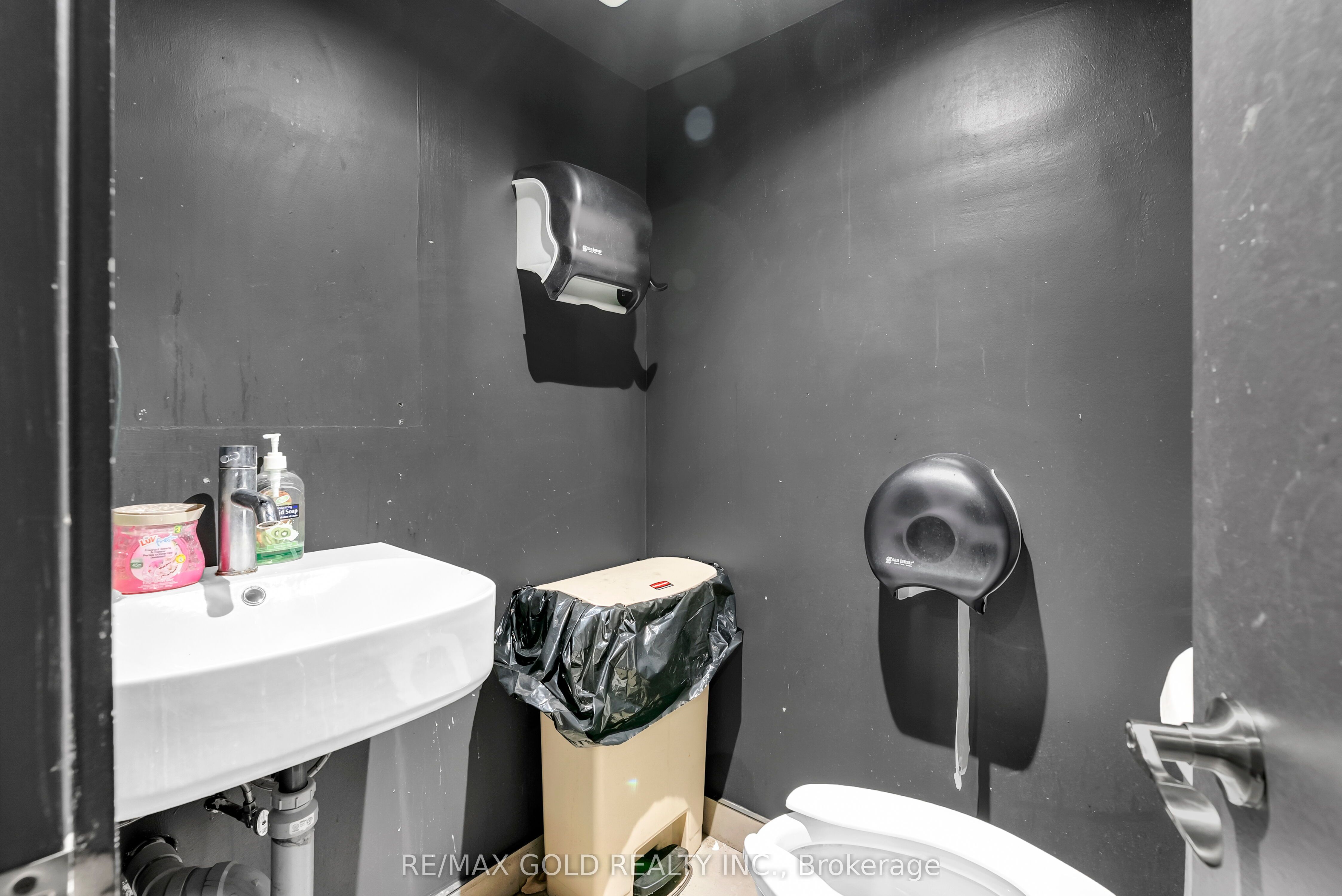 567 Yonge Street Property Photo 31