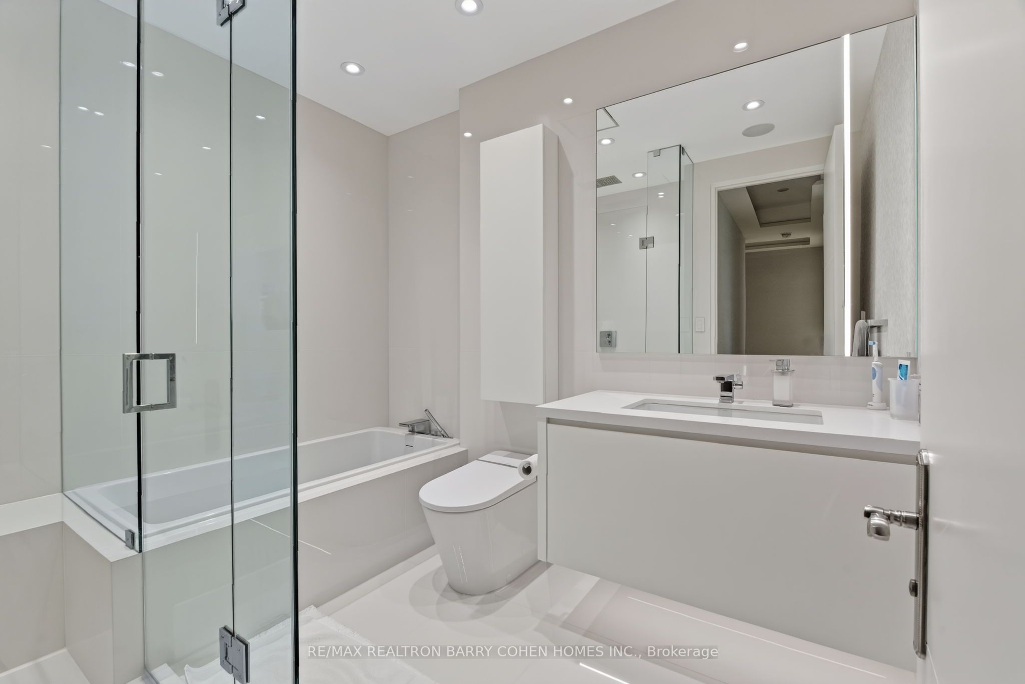 80 Yorkville Avenue 1602 Property Photo 24