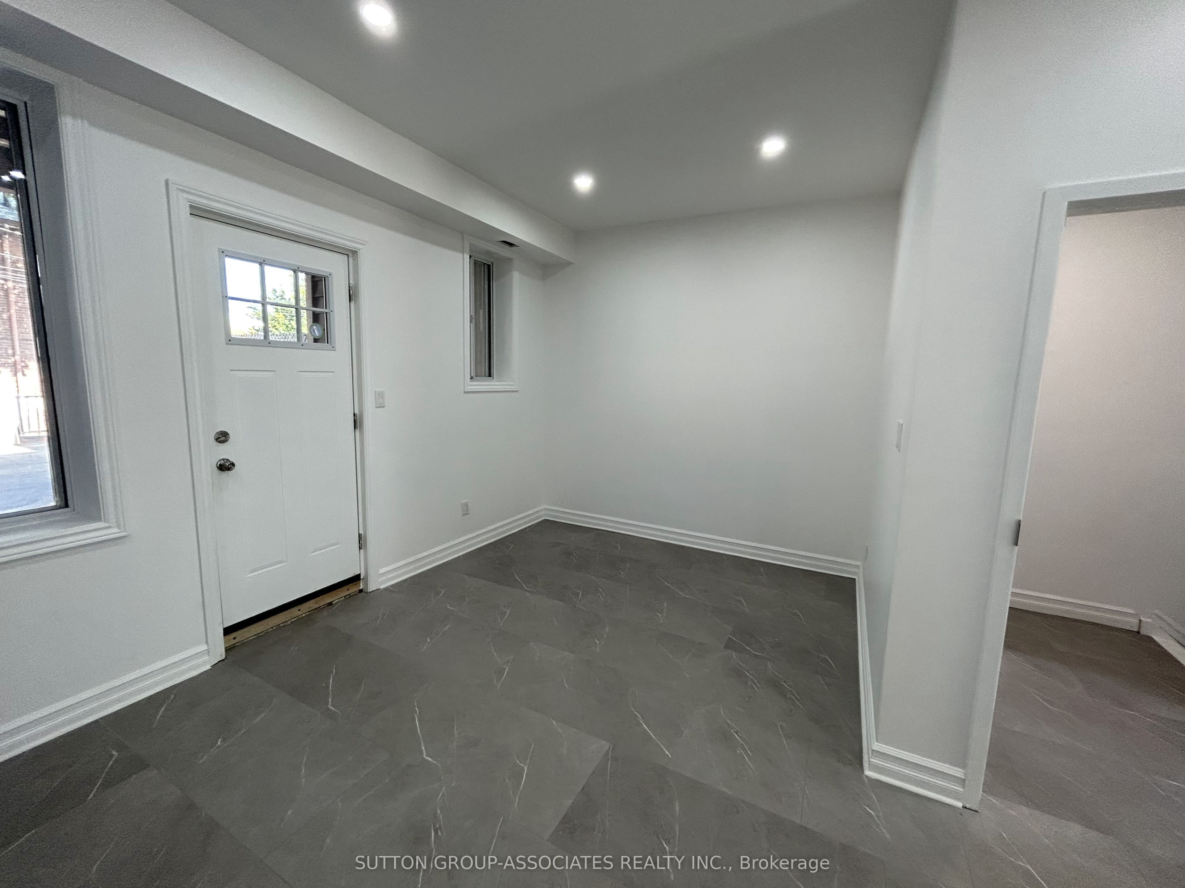 792 College Street 2nd Flr Property Photo 4
