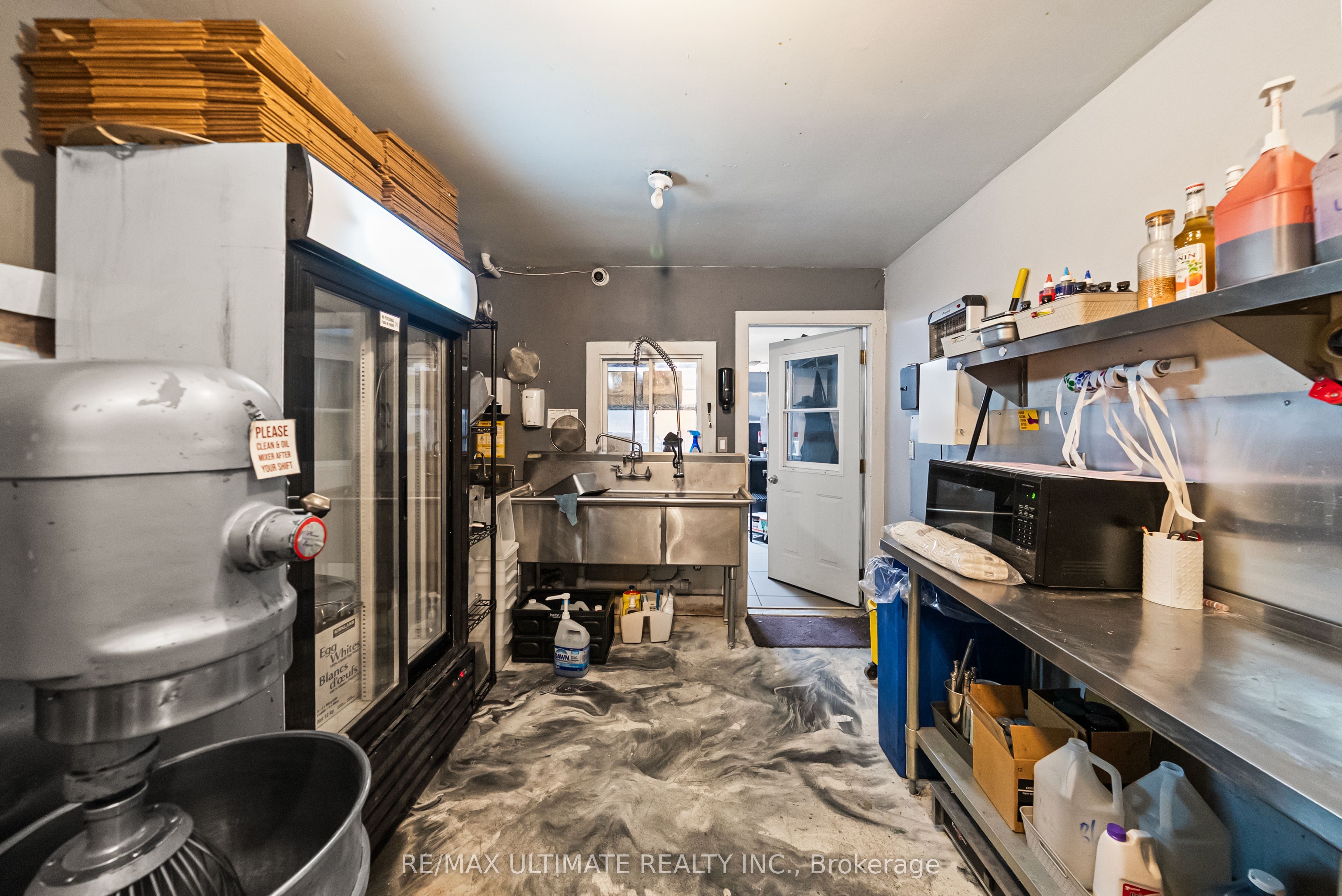831 Queen Street W Property Photo 13