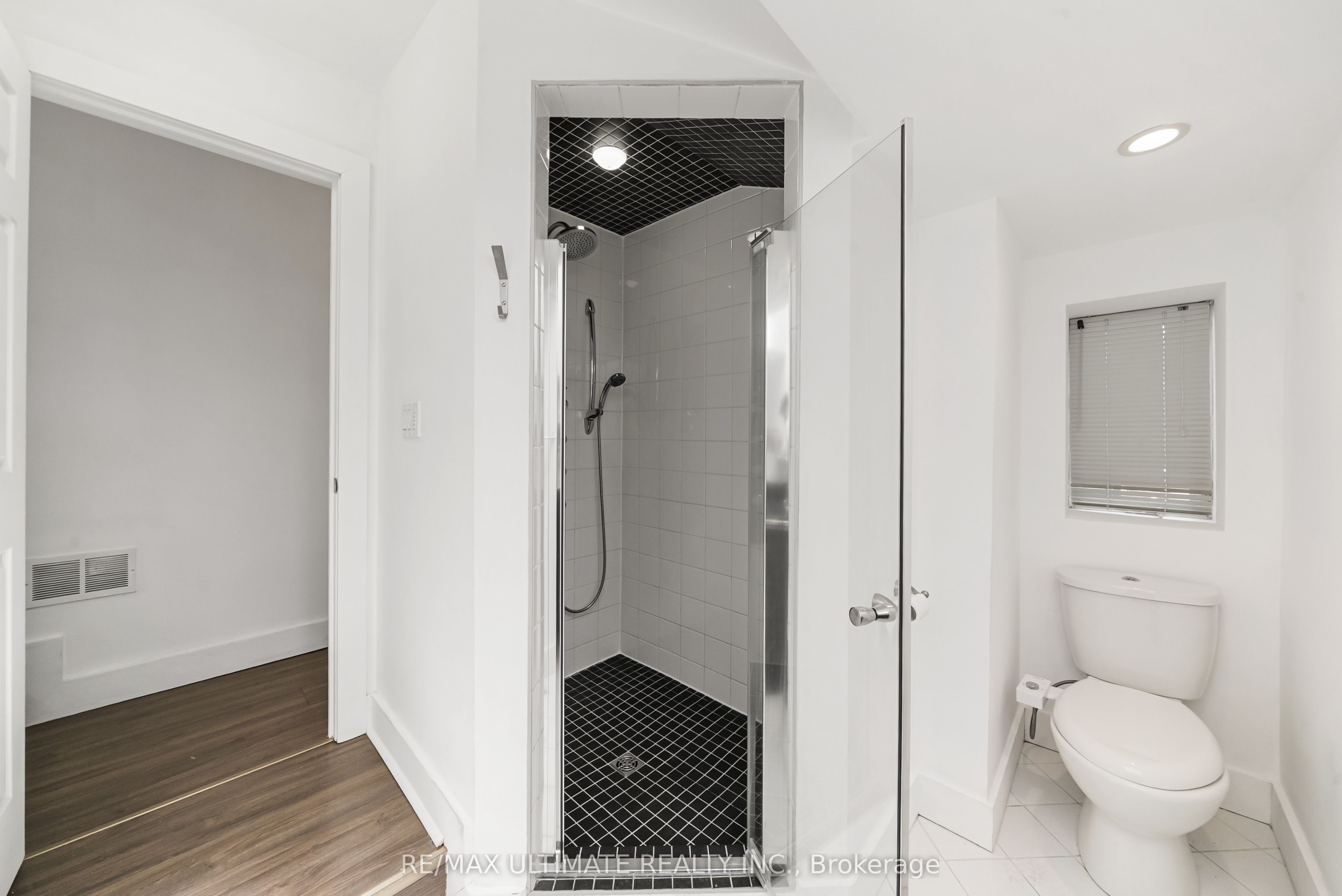 831 Queen Street W Property Photo 24