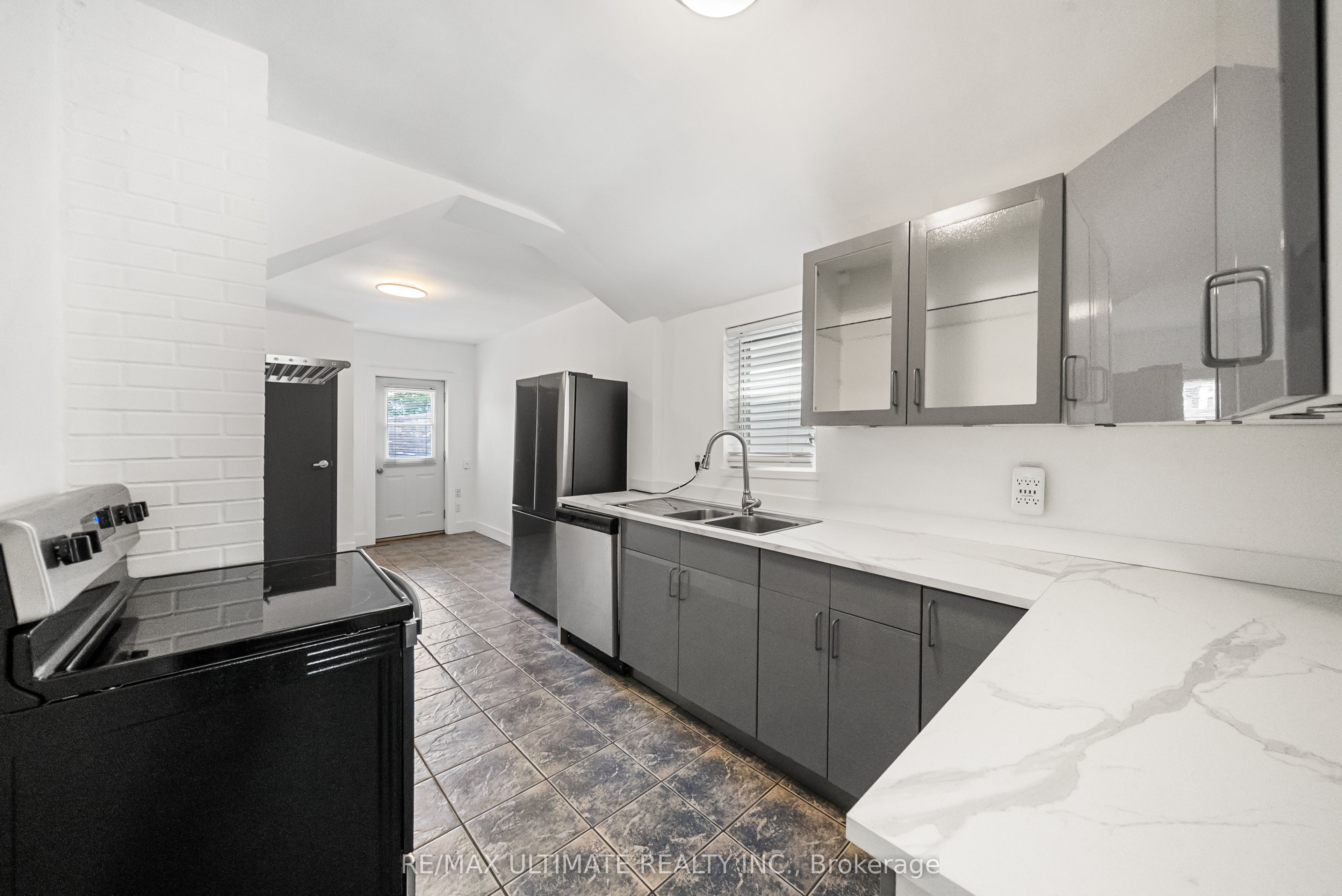 831 Queen Street W Property Photo 25