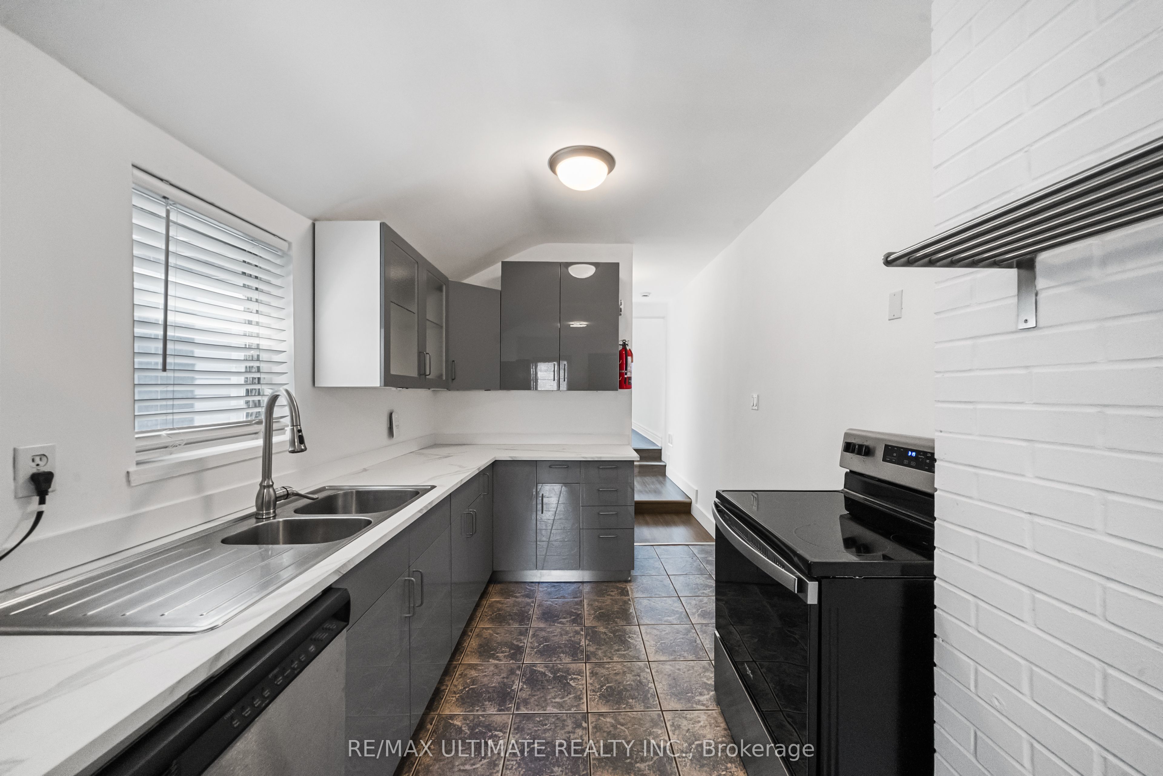 831 Queen Street W Property Photo 27