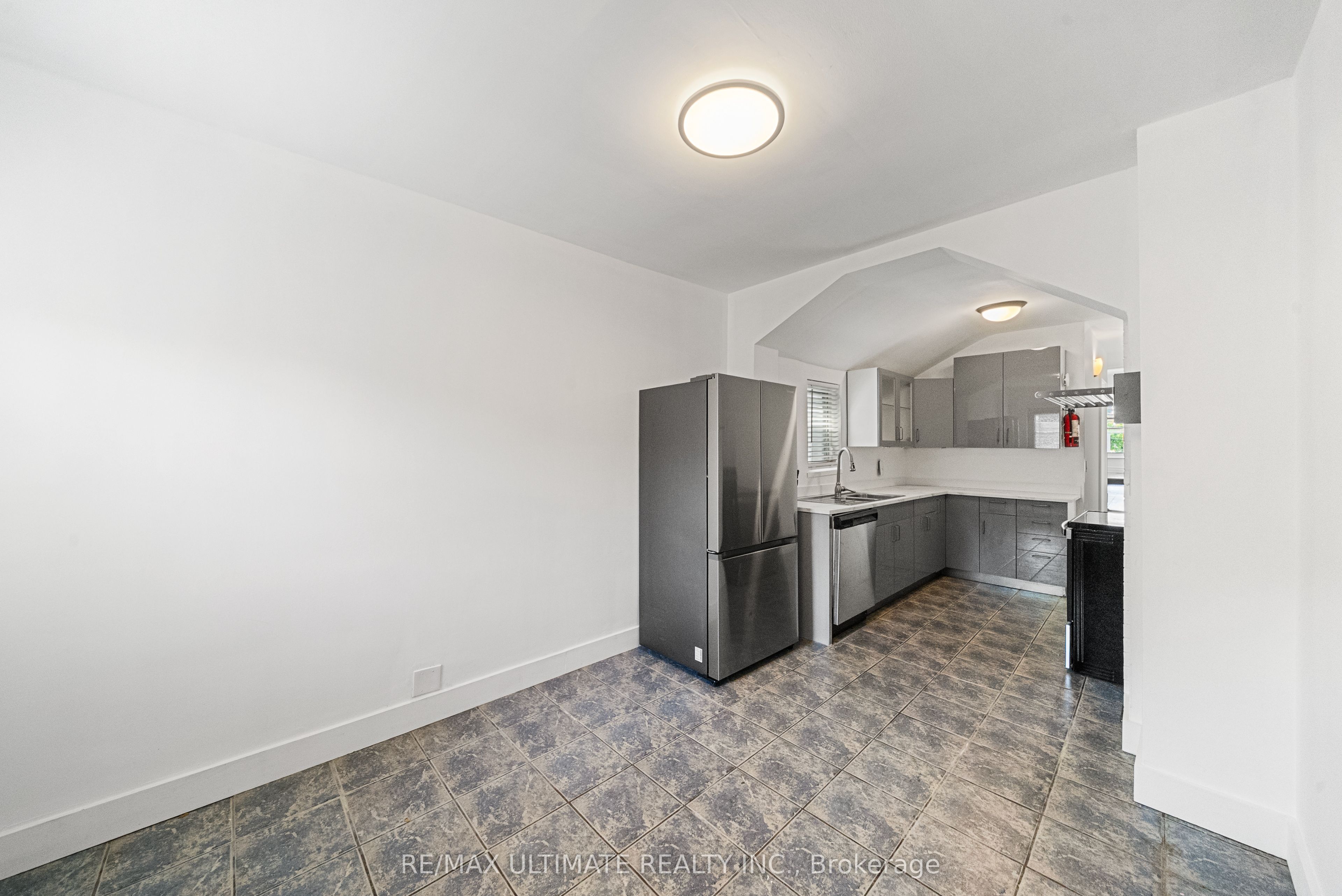 831 Queen Street W Property Photo 28