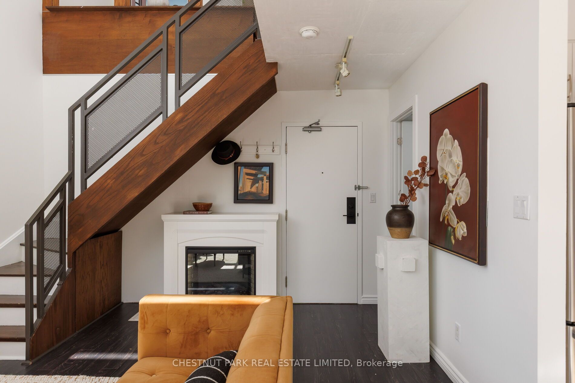 800 King Street W 611