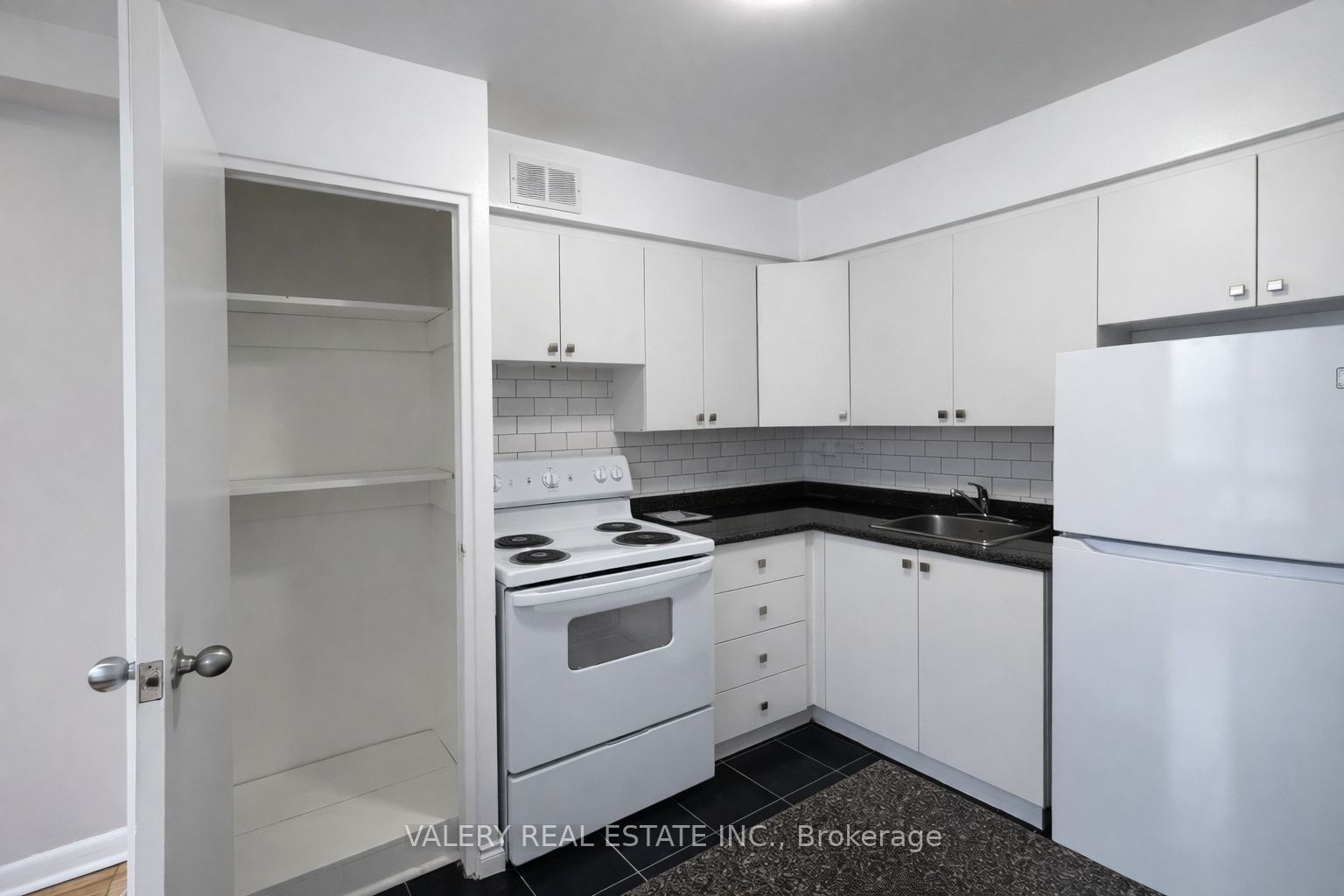42 Thorncliffe Park Drive 207 Property Photo 2