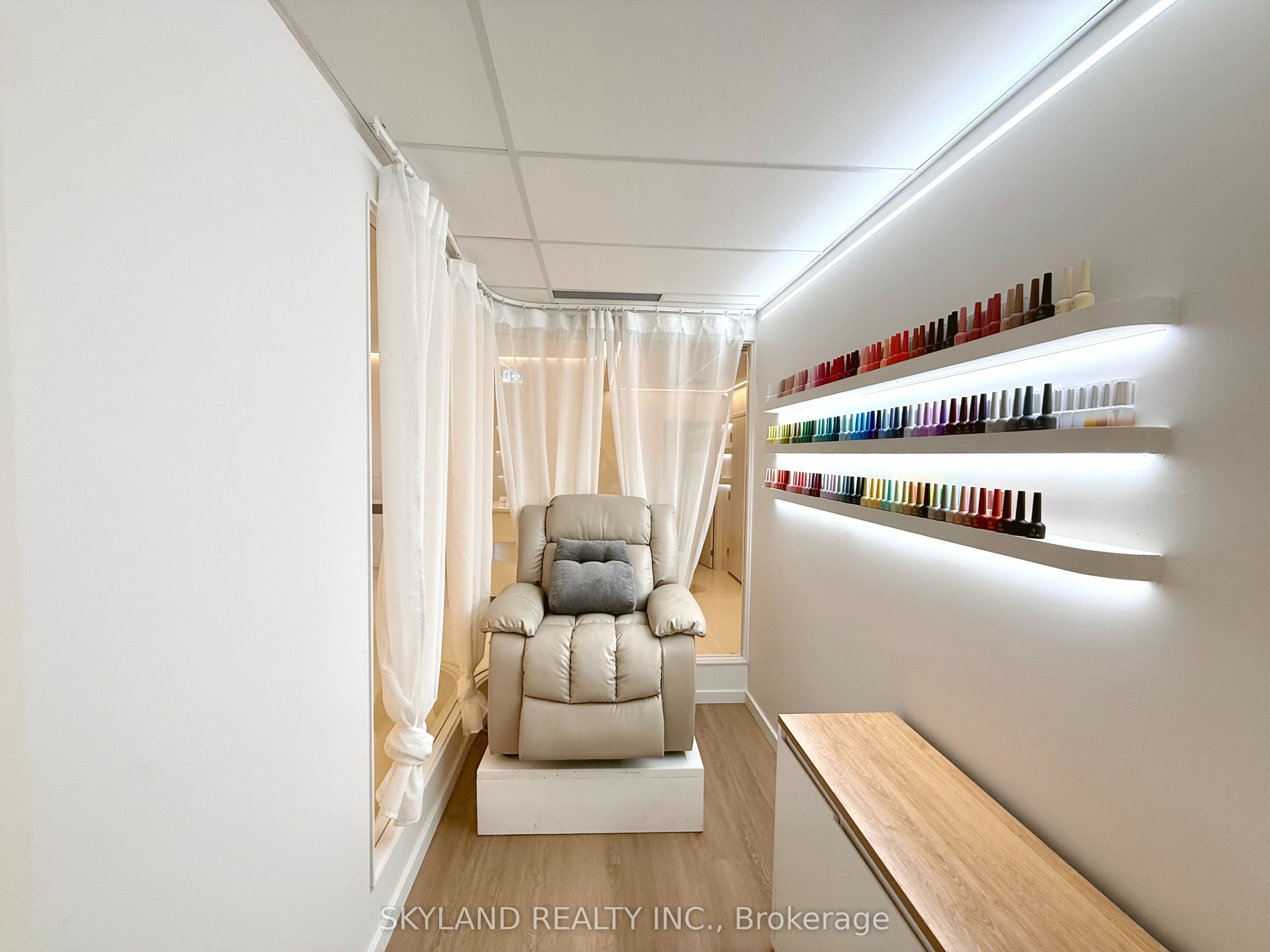 77 Finch Avenue W Property Photo 6