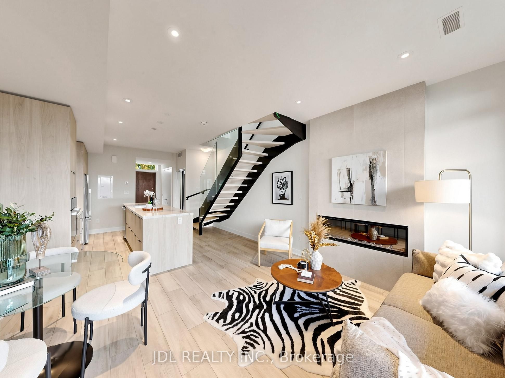 28 Sonic Way Property Photo 8